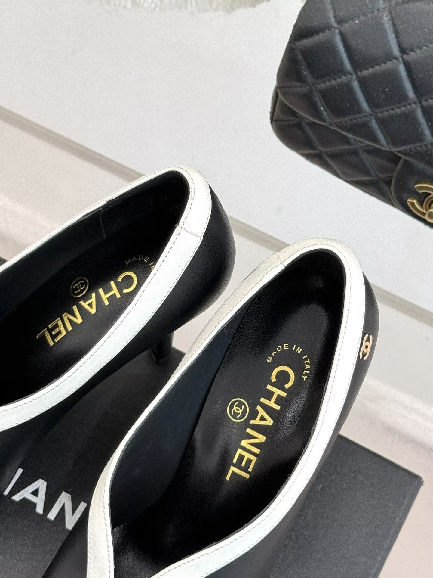 ua Ch**el pumps