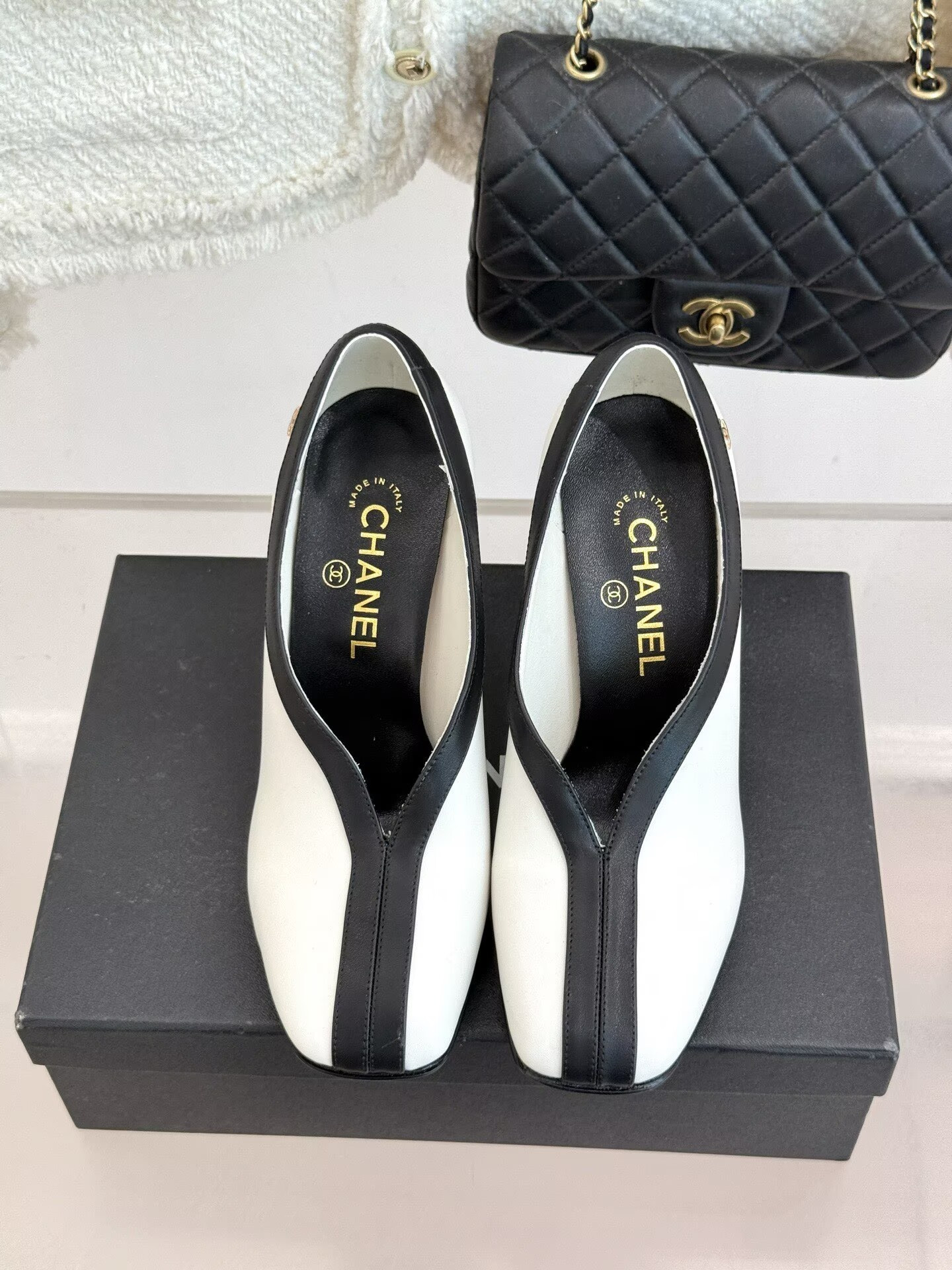ua Ch**el pumps