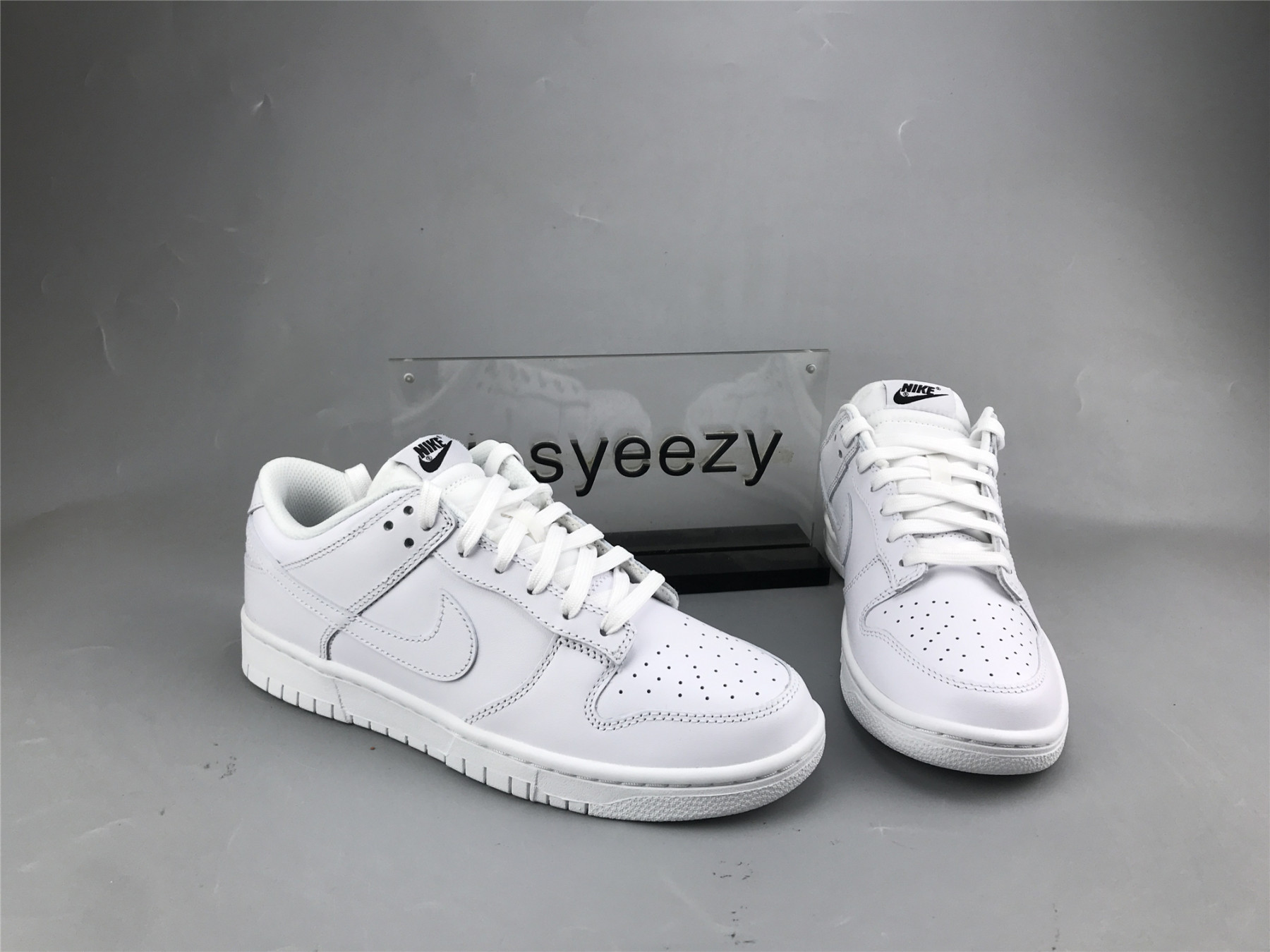 UA NIKE WMNS DUNK LOW