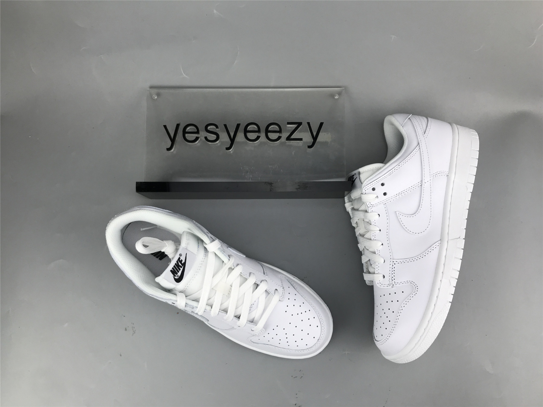 UA NIKE WMNS DUNK LOW