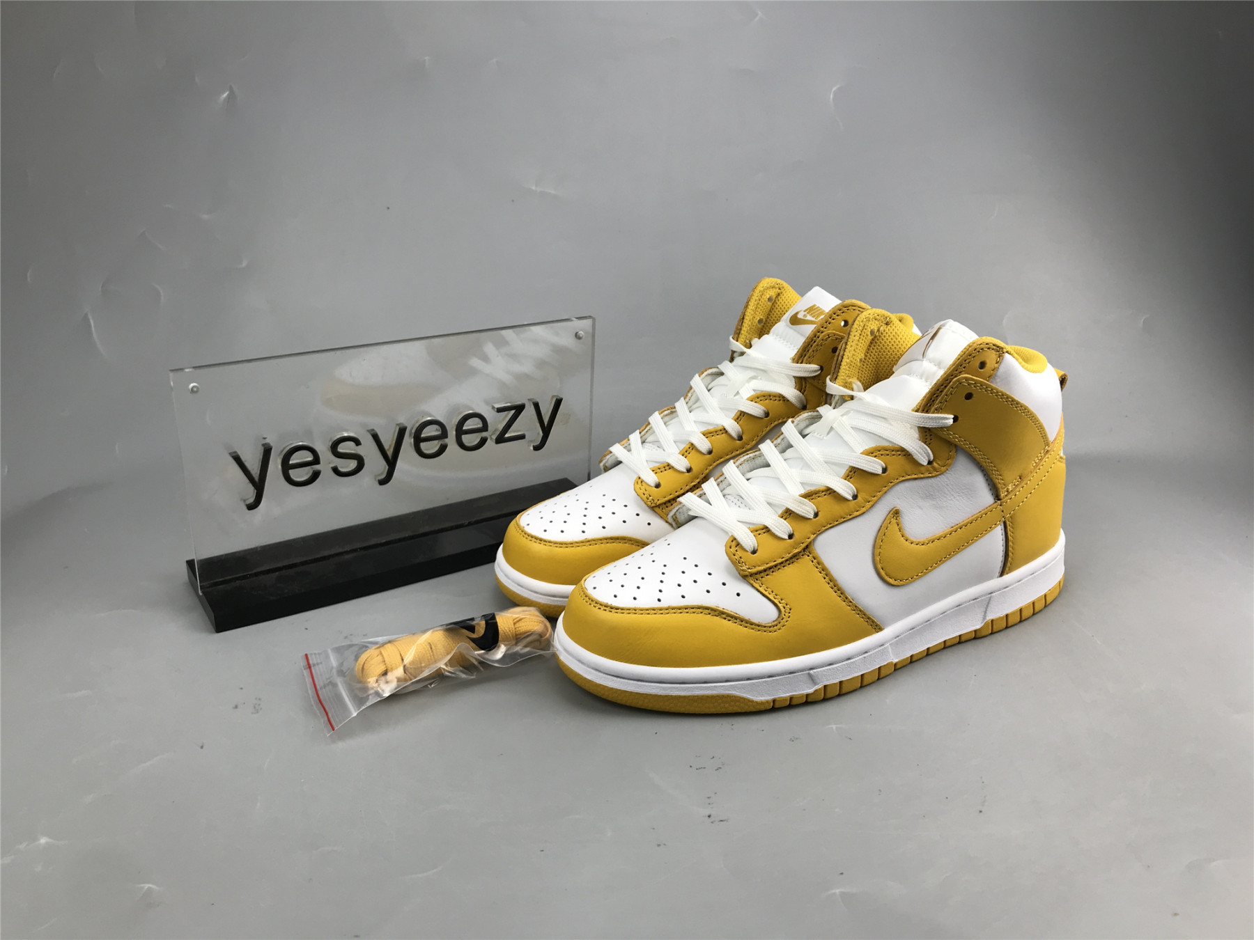 UA NIKE WMNS DUNK HIGH