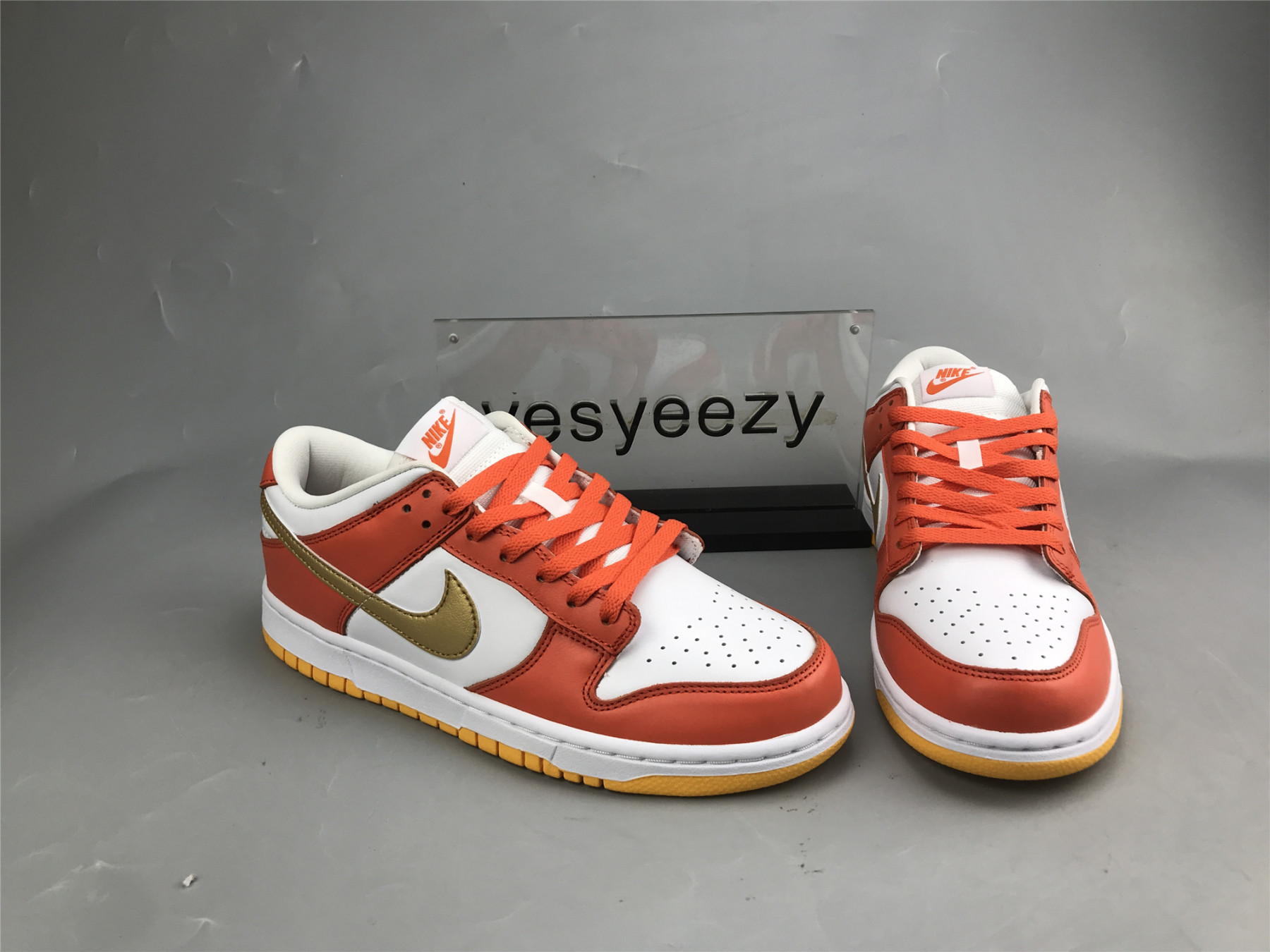 UA NIKE WMNS DUNK LOW
