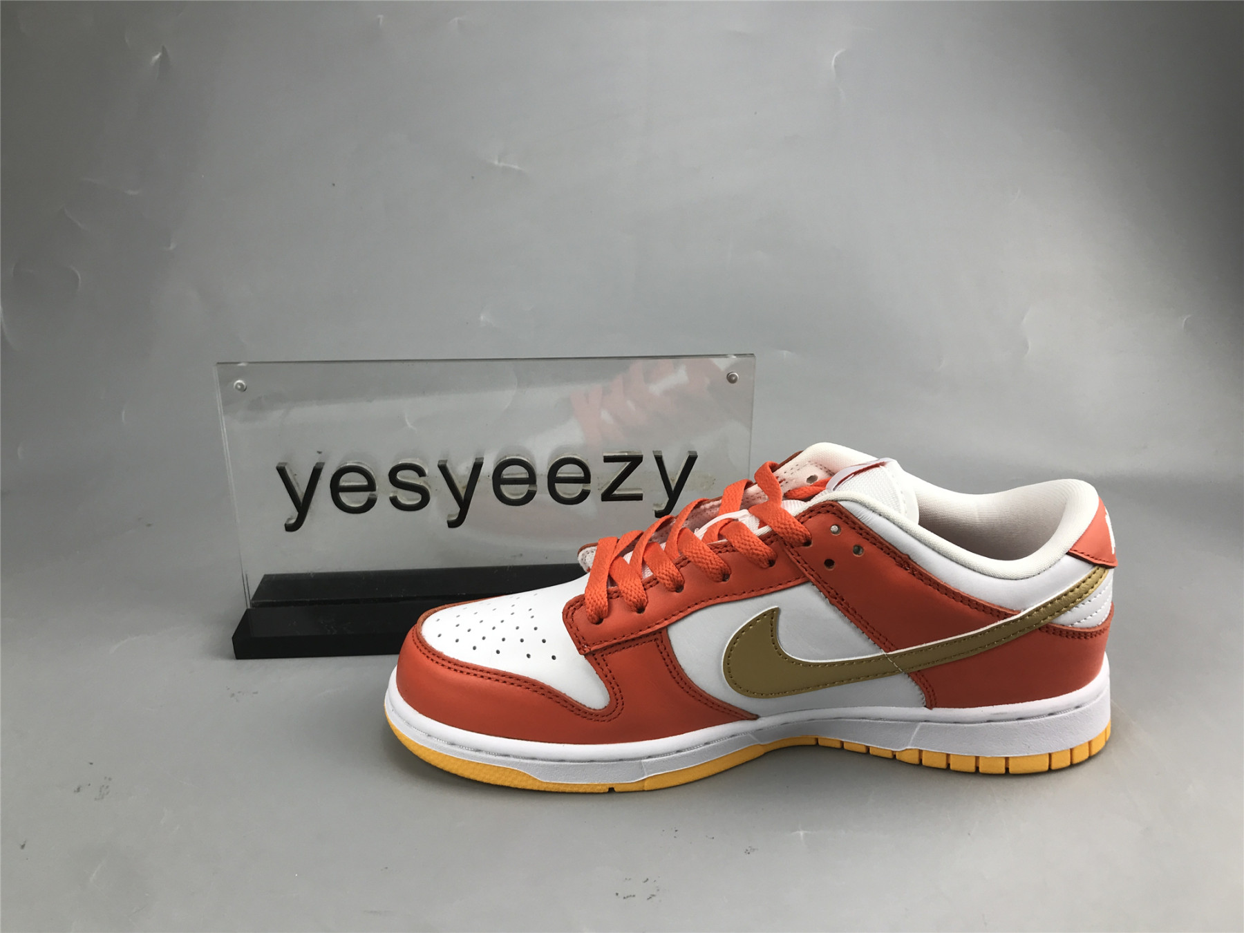 UA NIKE WMNS DUNK LOW