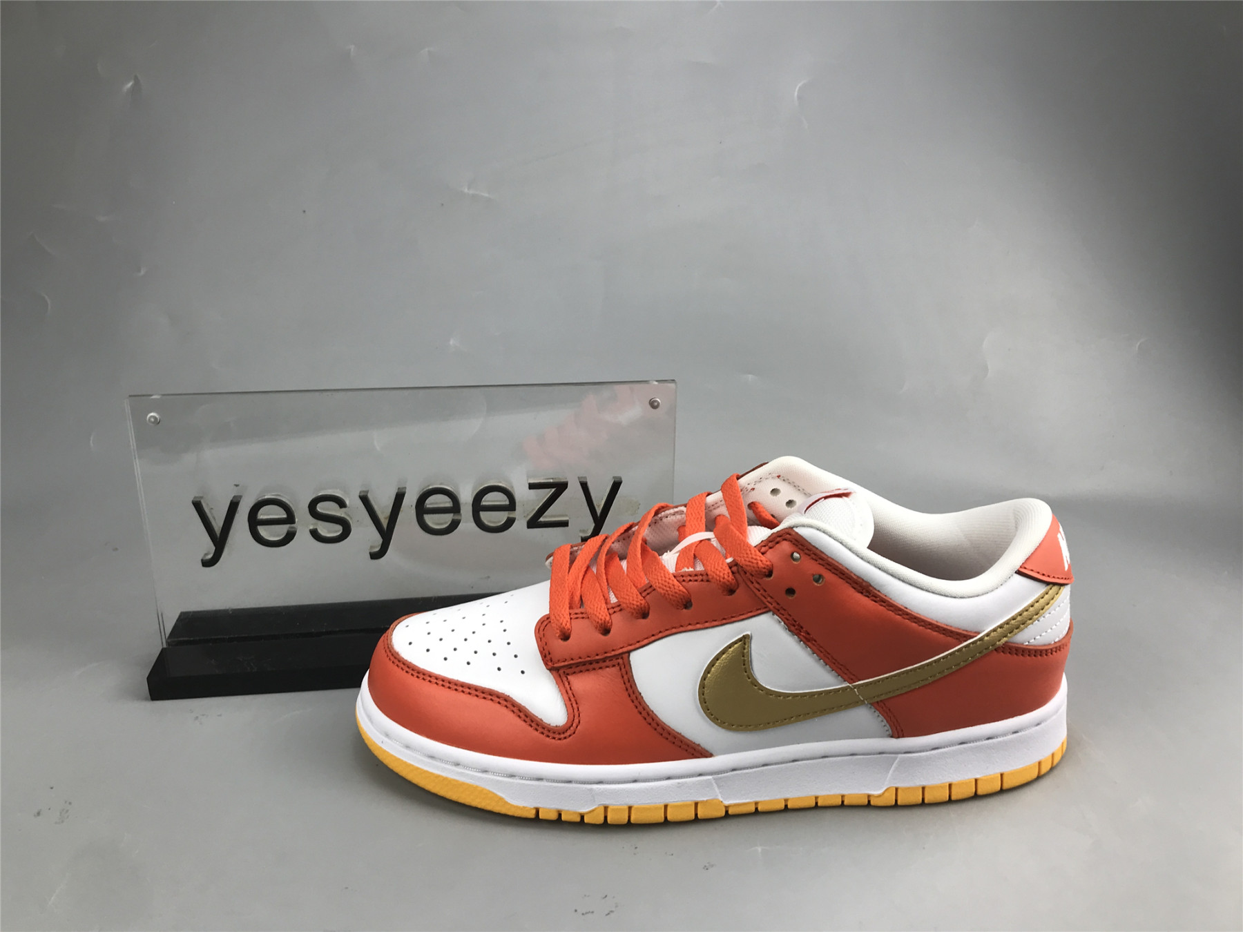 UA NIKE WMNS DUNK LOW