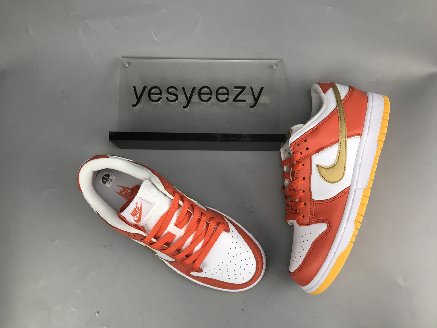 UA NIKE WMNS DUNK LOW