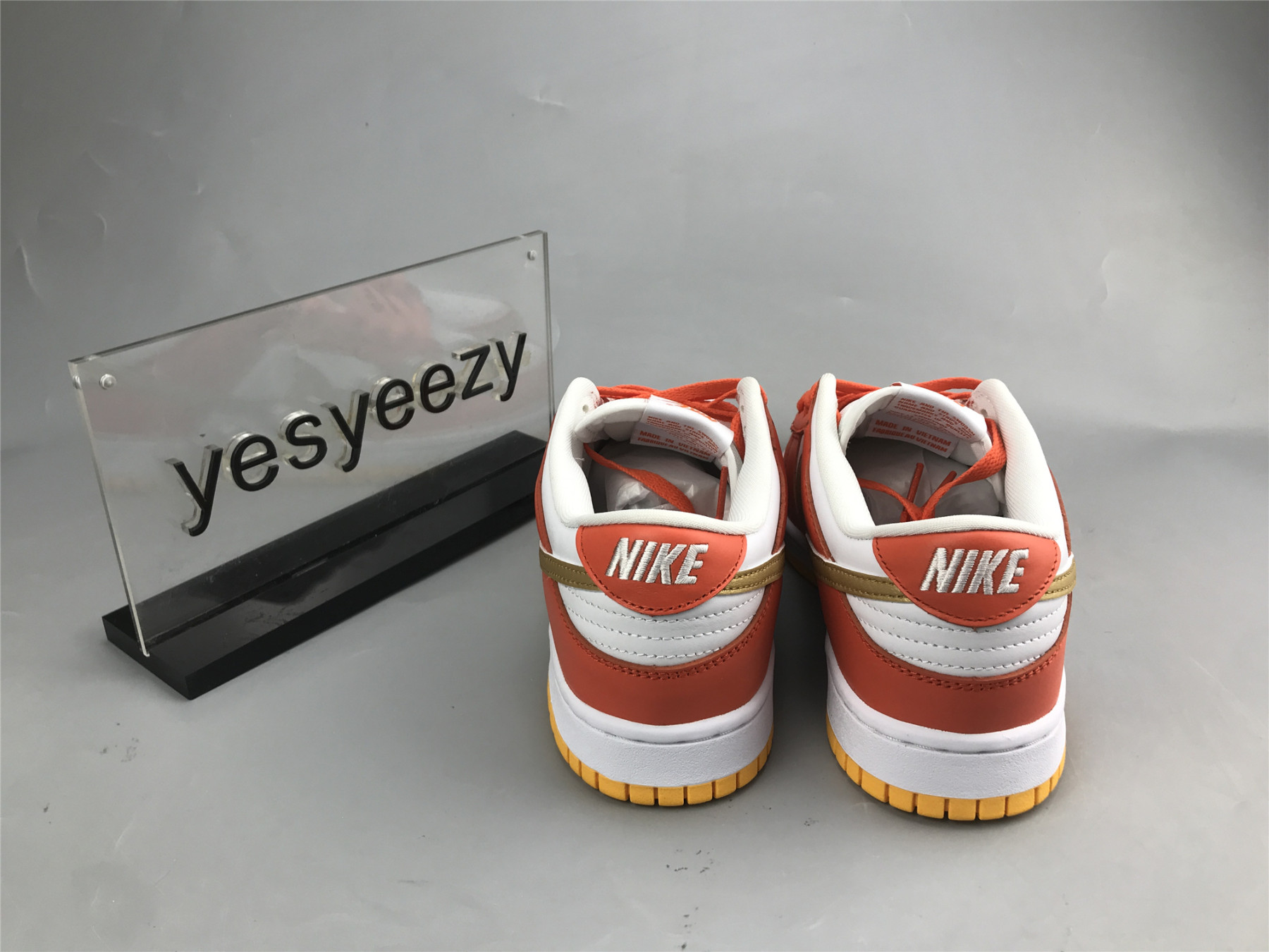 UA NIKE WMNS DUNK LOW