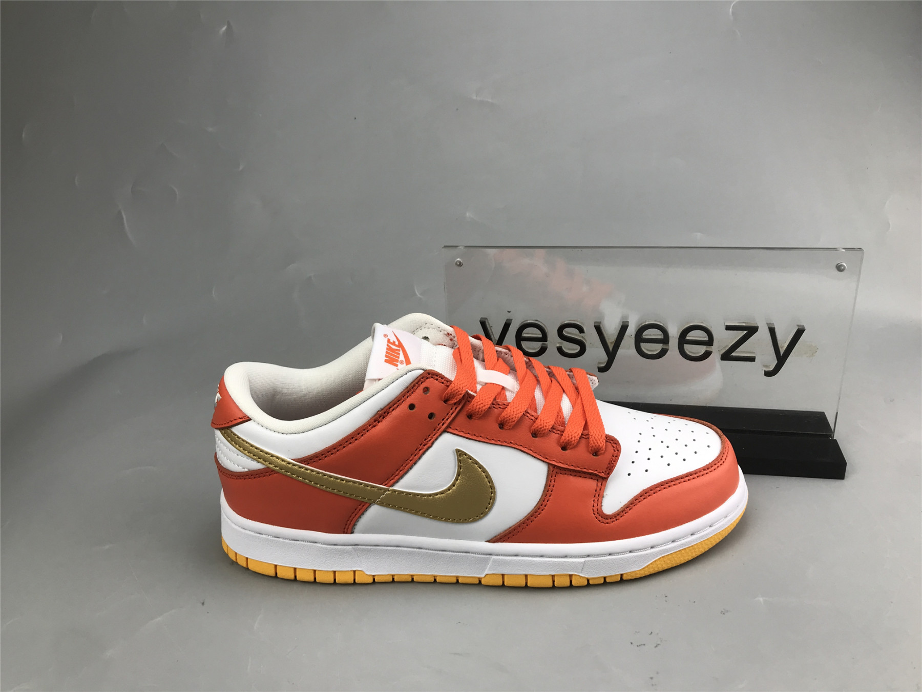 UA NIKE WMNS DUNK LOW