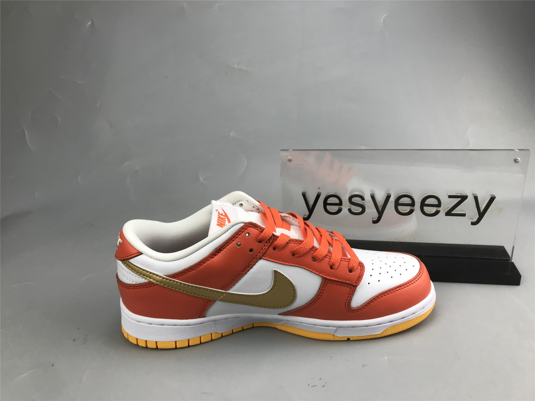 UA NIKE WMNS DUNK LOW