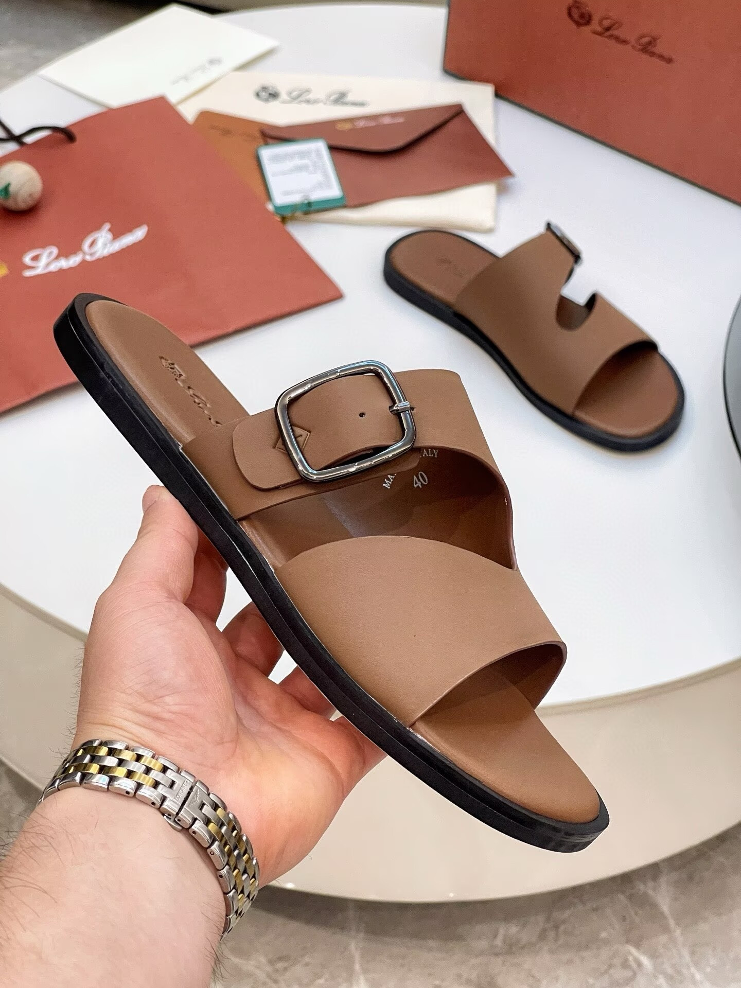 ua L0r0 P1ana sandals