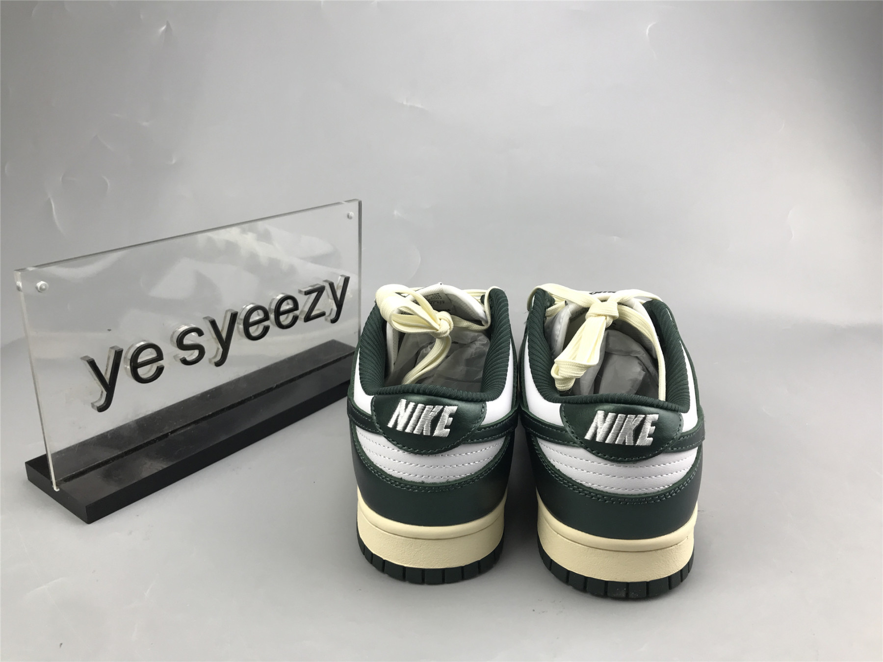 UA NIKE WMNS DUNK LOW