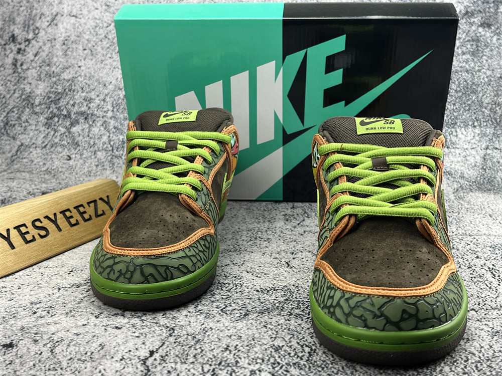 UA NIKE SB DUNK LOW