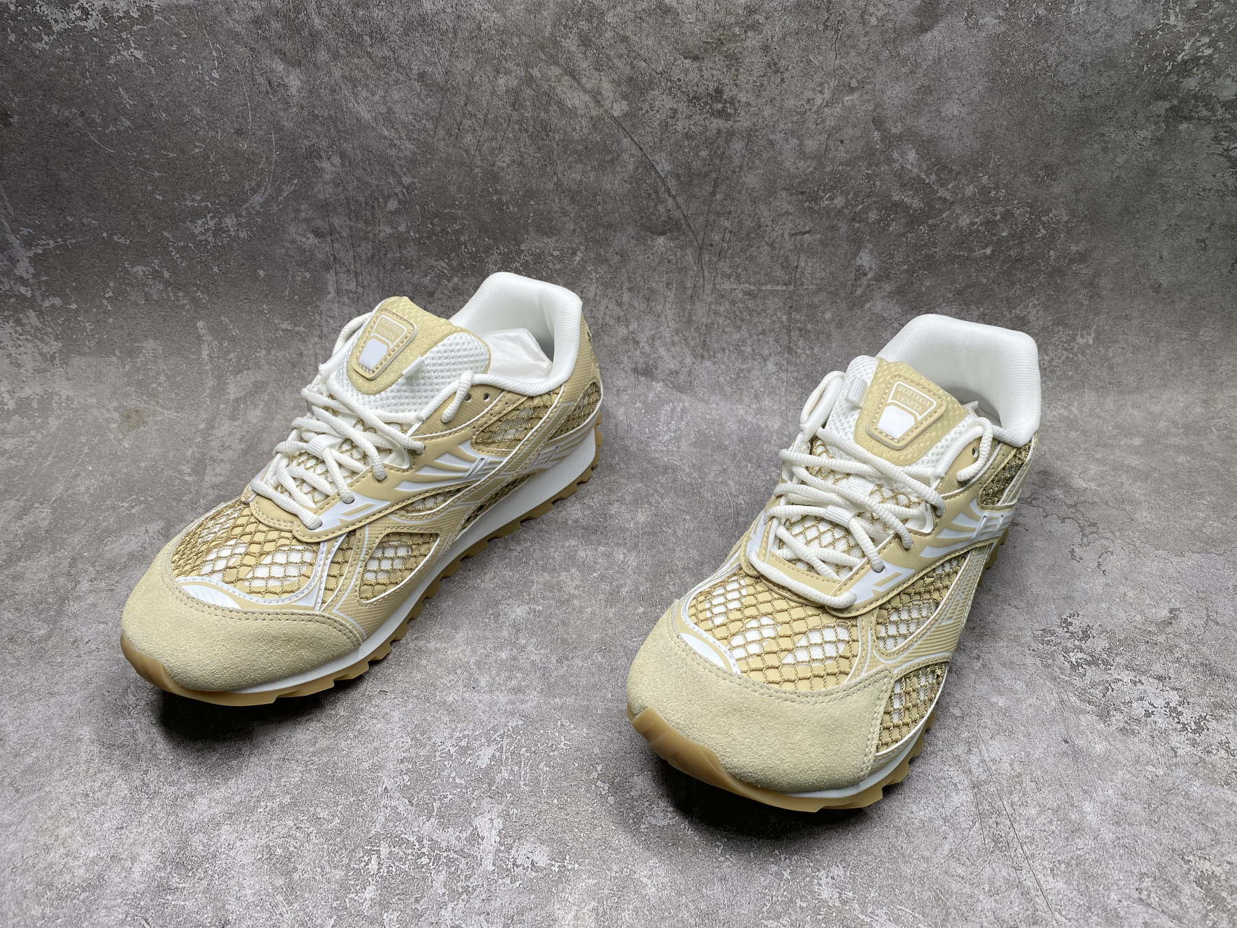 ua b0tte*a Ven*ta orbit sneaker