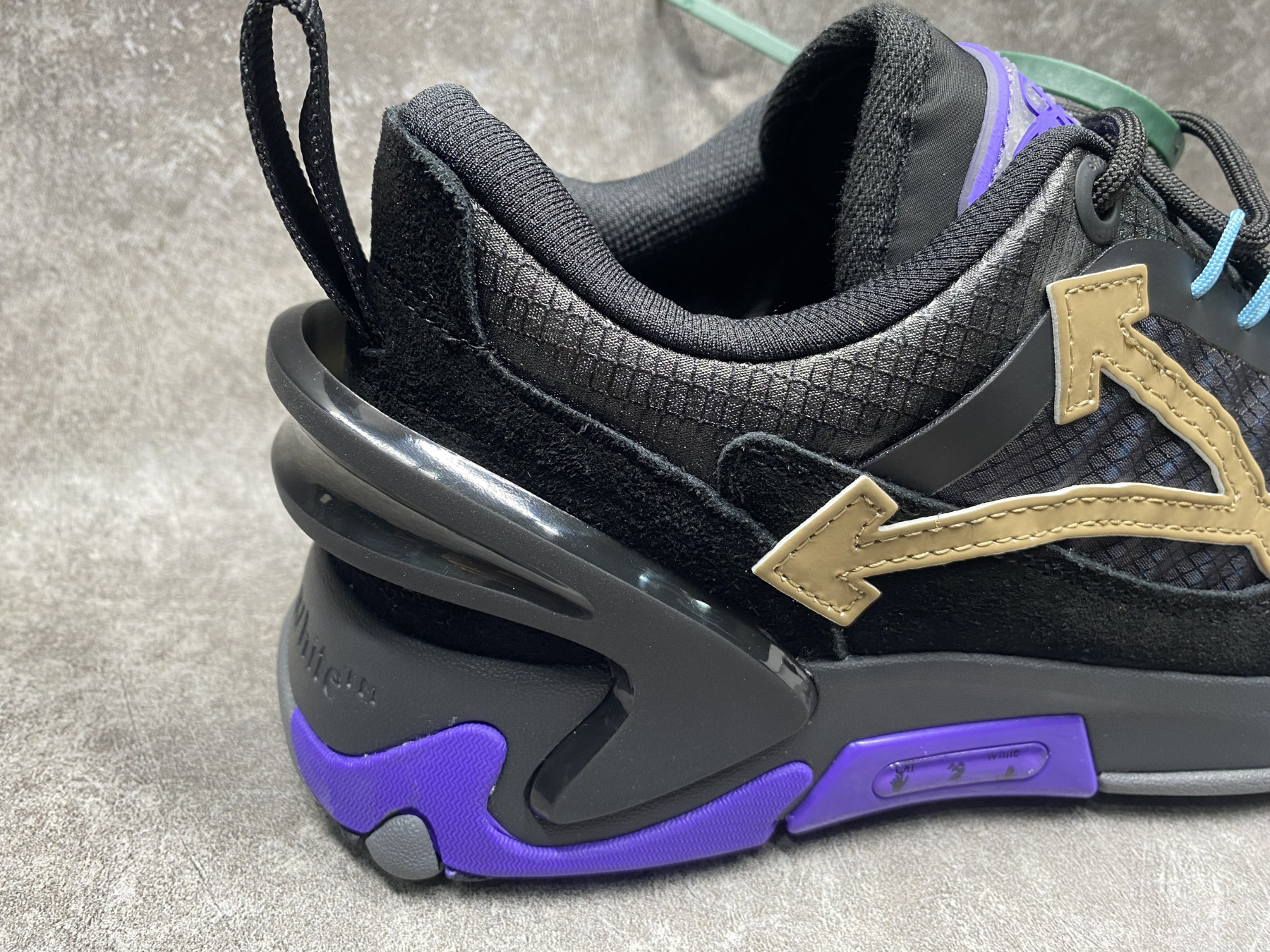 UA Off-White Odsy-2000 Sneaker