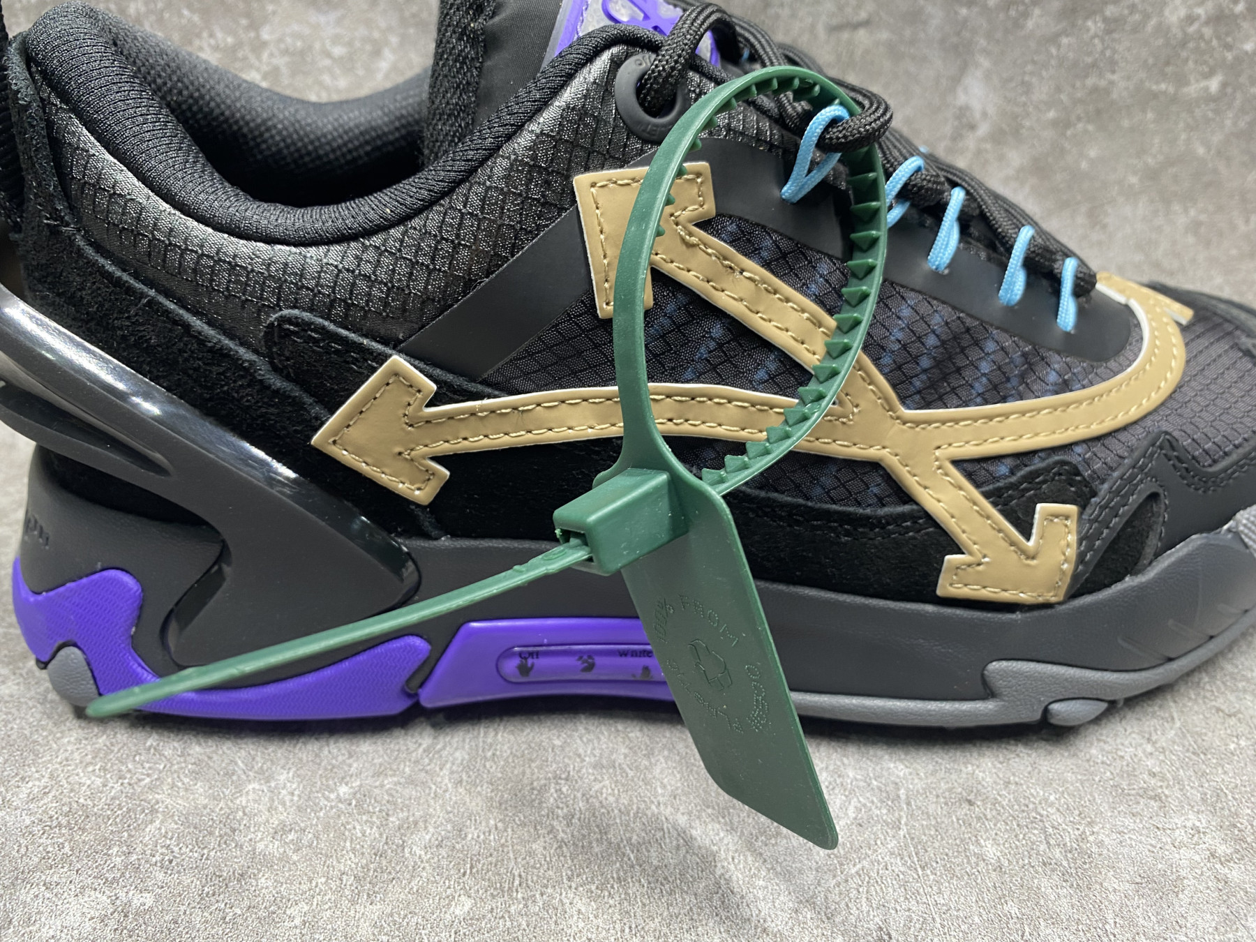 UA Off-White Odsy-2000 Sneaker