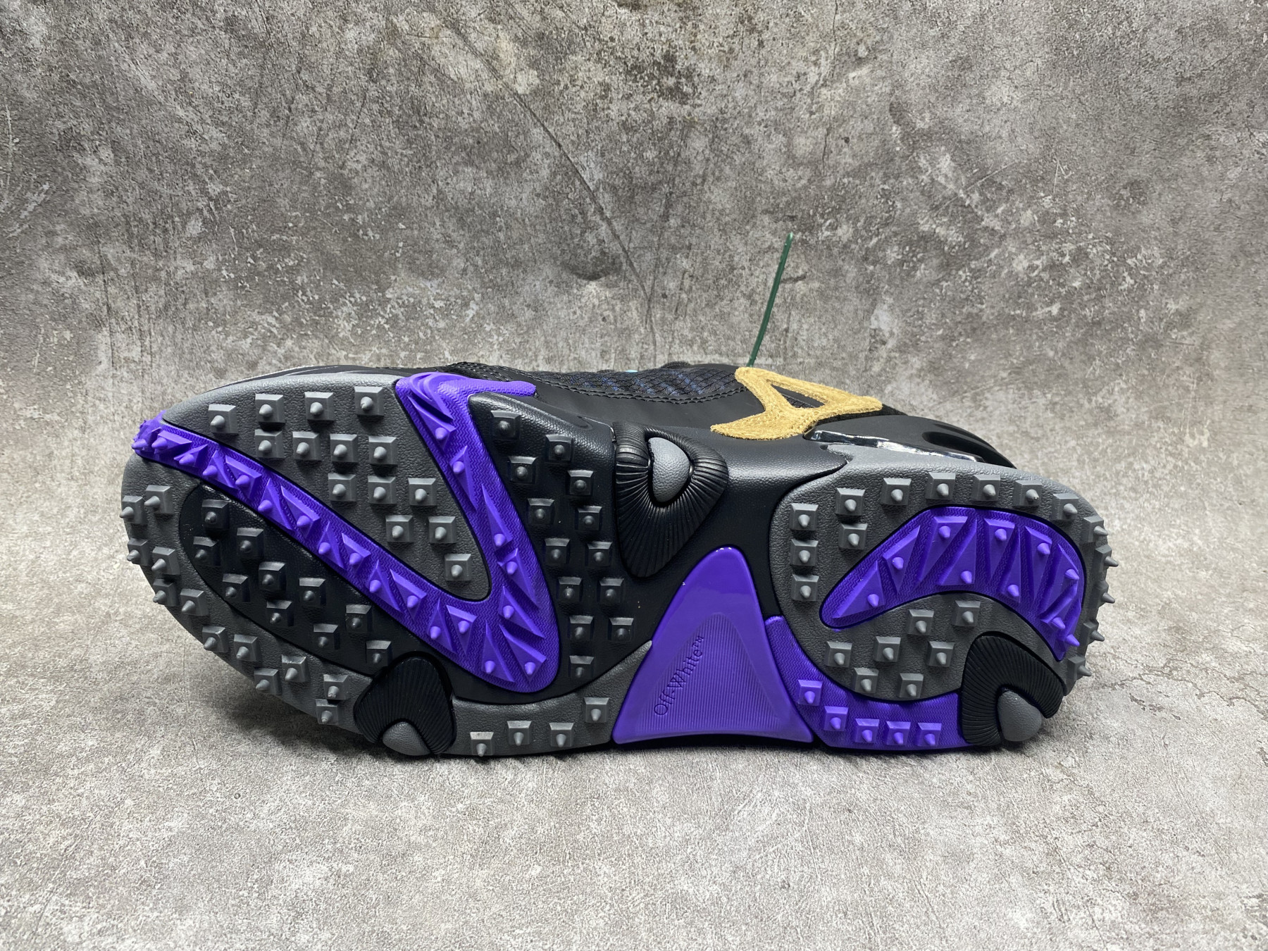 UA Off-White Odsy-2000 Sneaker