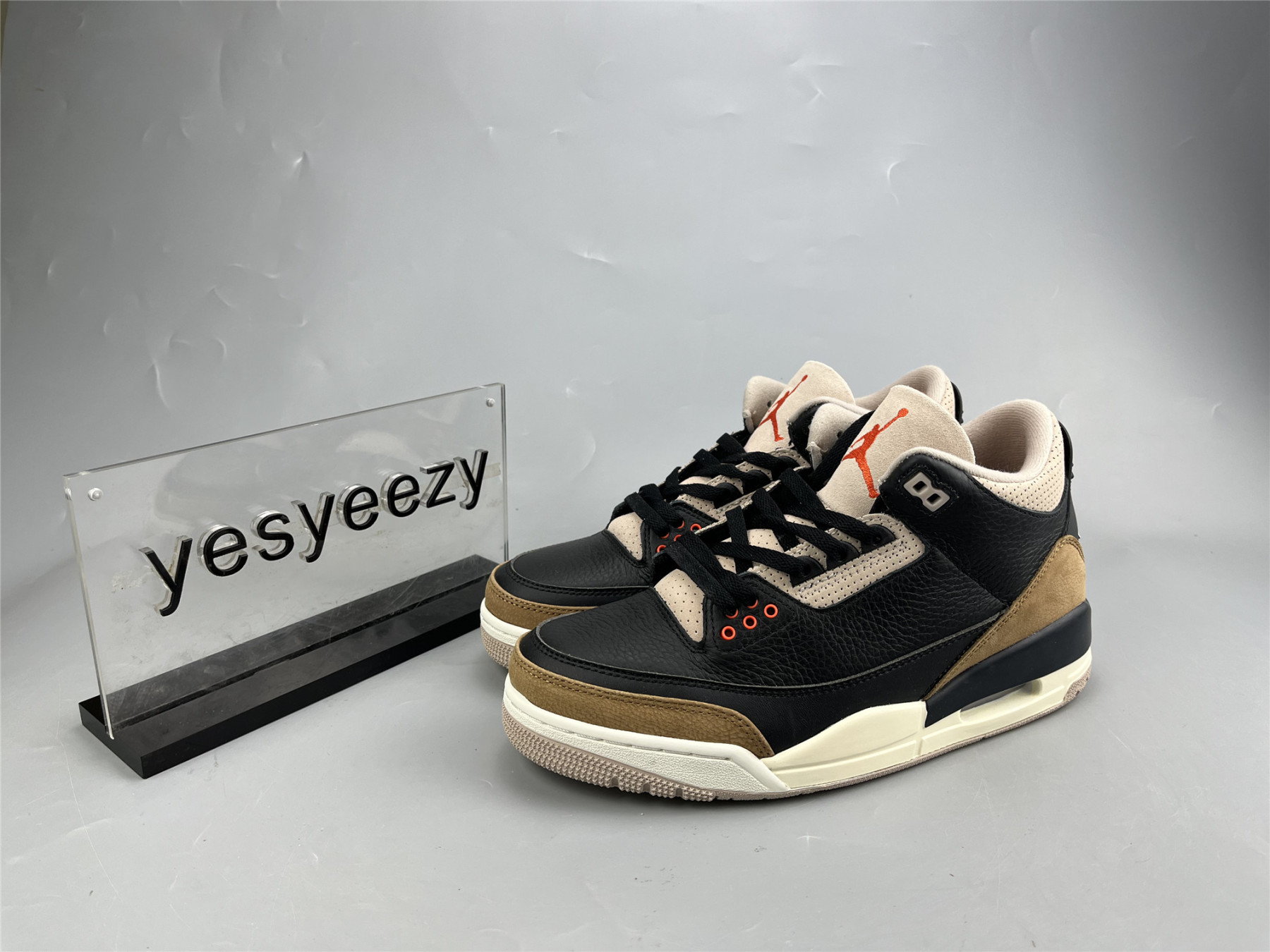 UA AIR JORDAN 3 RETRO