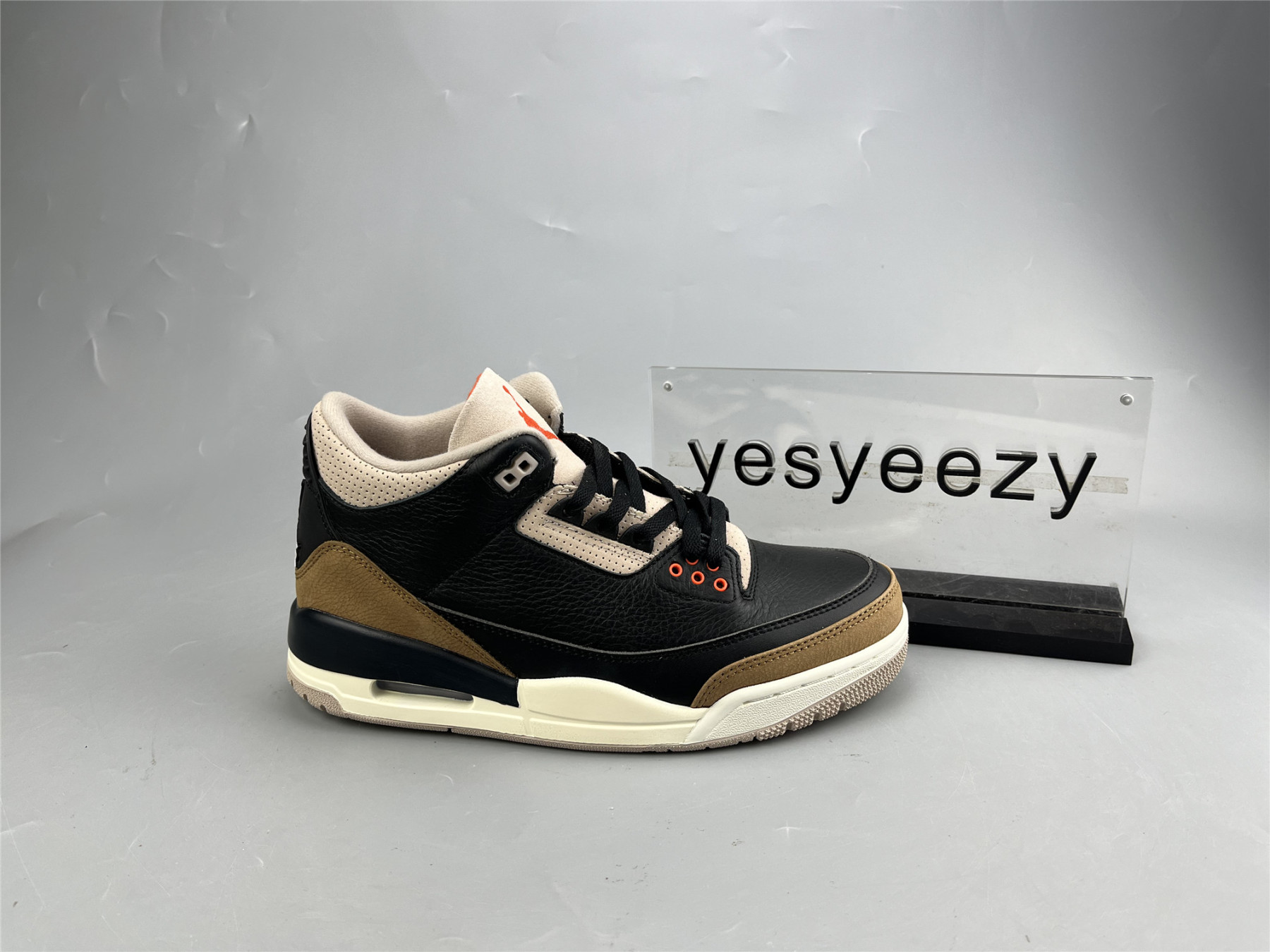 UA AIR JORDAN 3 RETRO
