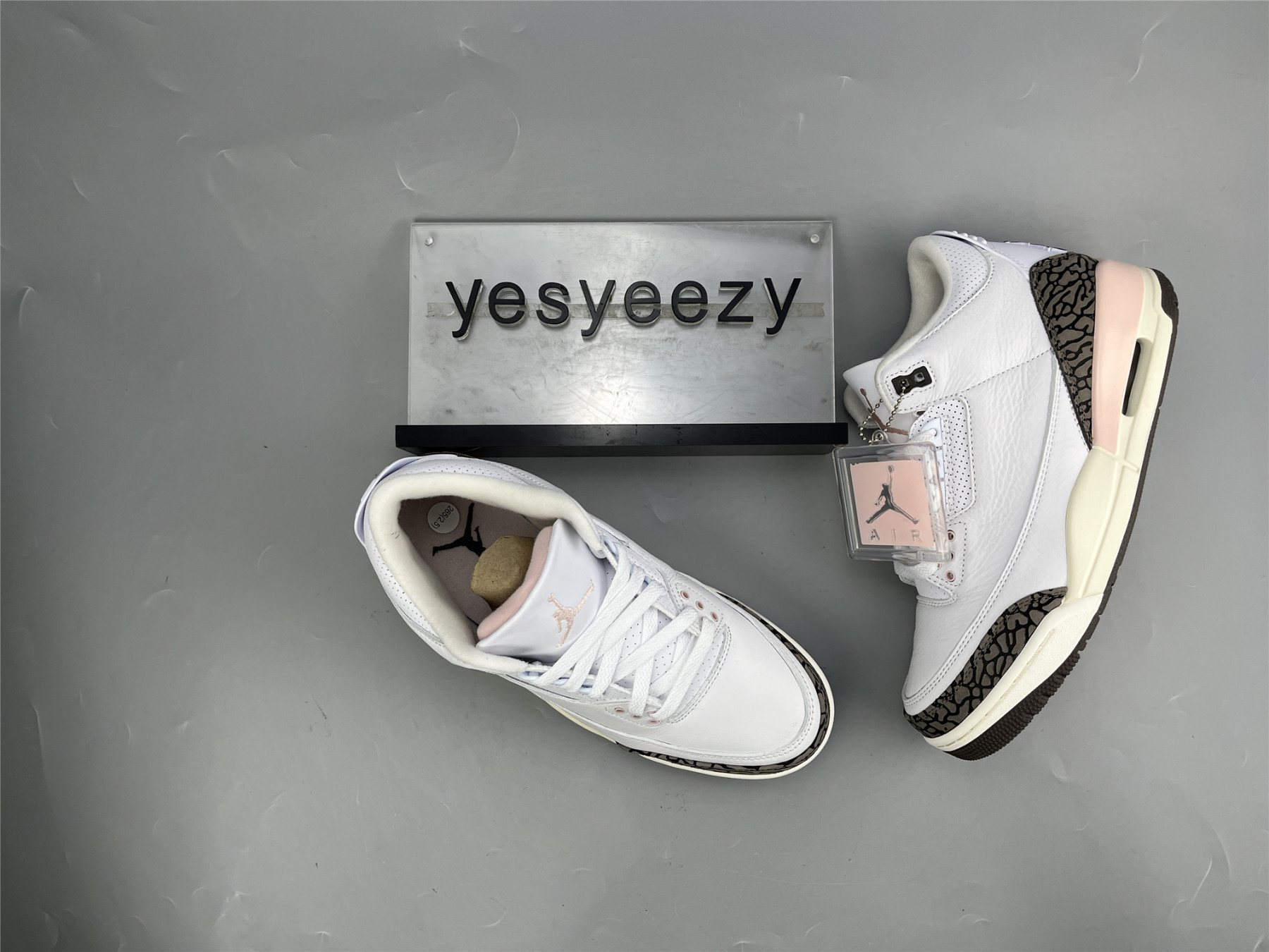 UA WMNS AIR JORDAN 3 RETRO