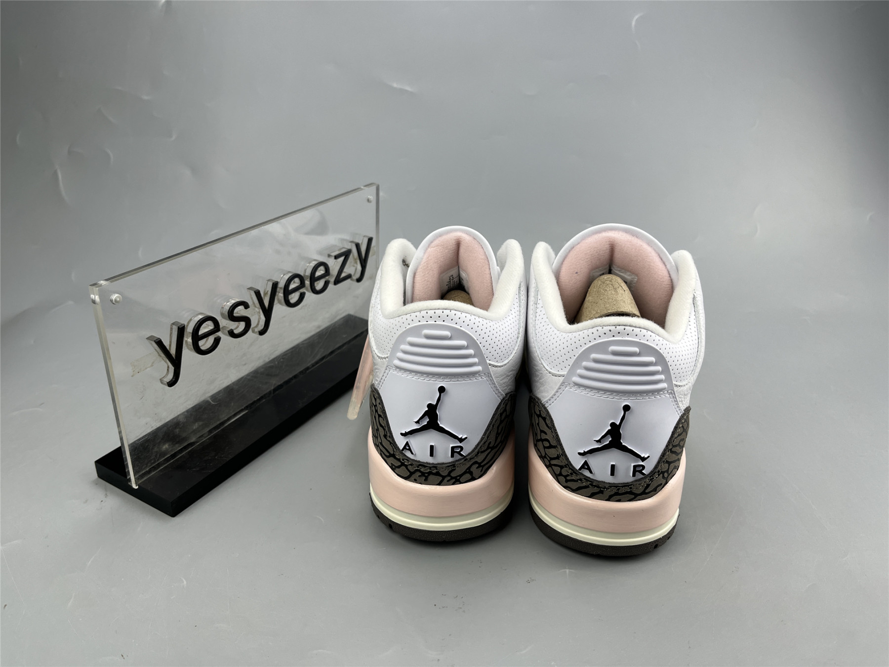 UA WMNS AIR JORDAN 3 RETRO