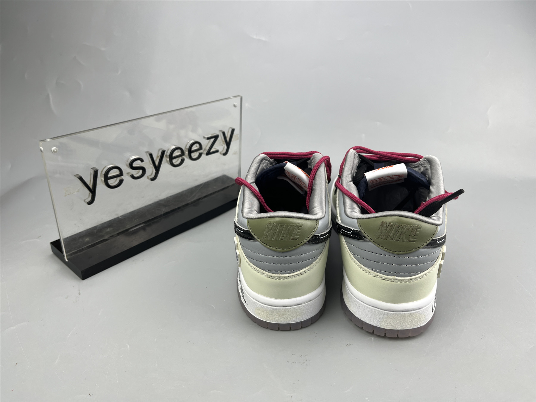 UA NIKE WMNS DUNK LOW SP