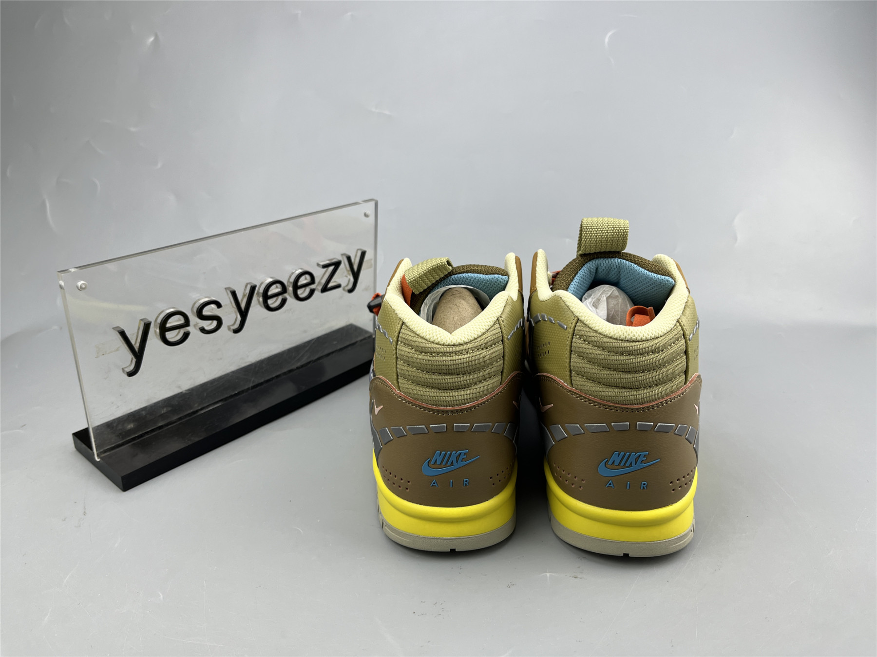 UA NIKE AIR TRAINER 1