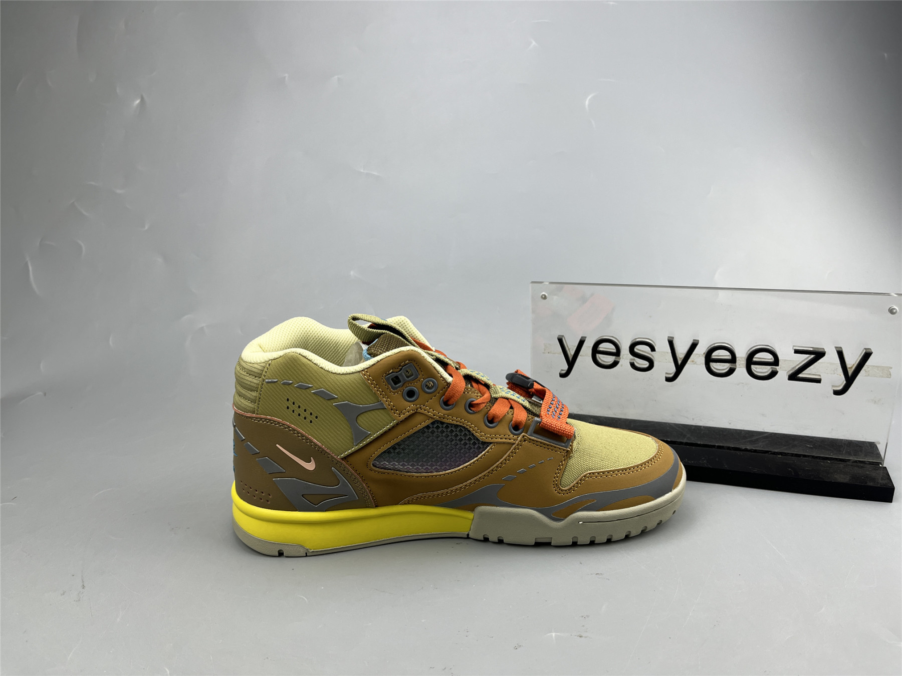 UA NIKE AIR TRAINER 1