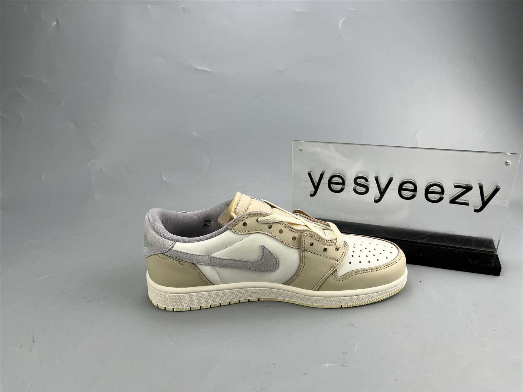UA AIR JORDAN 1 LOW
