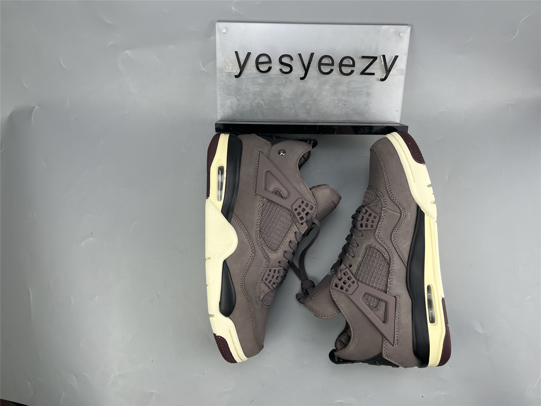 UA A MA MANIÉRE X AIR JORDAN 4 RETRO 