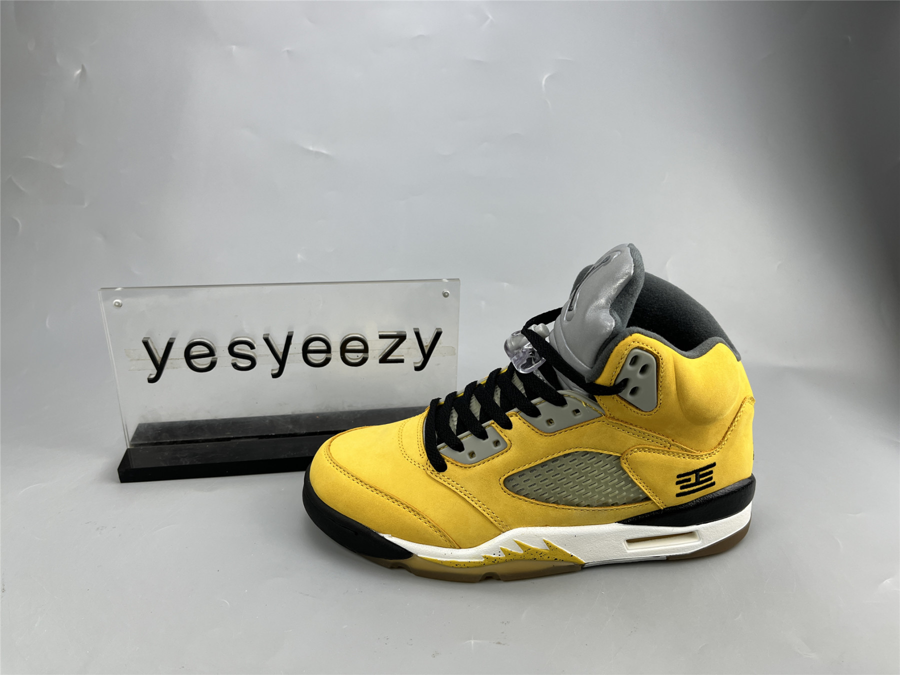 UA AIR JORDAN 5 RETRO T23