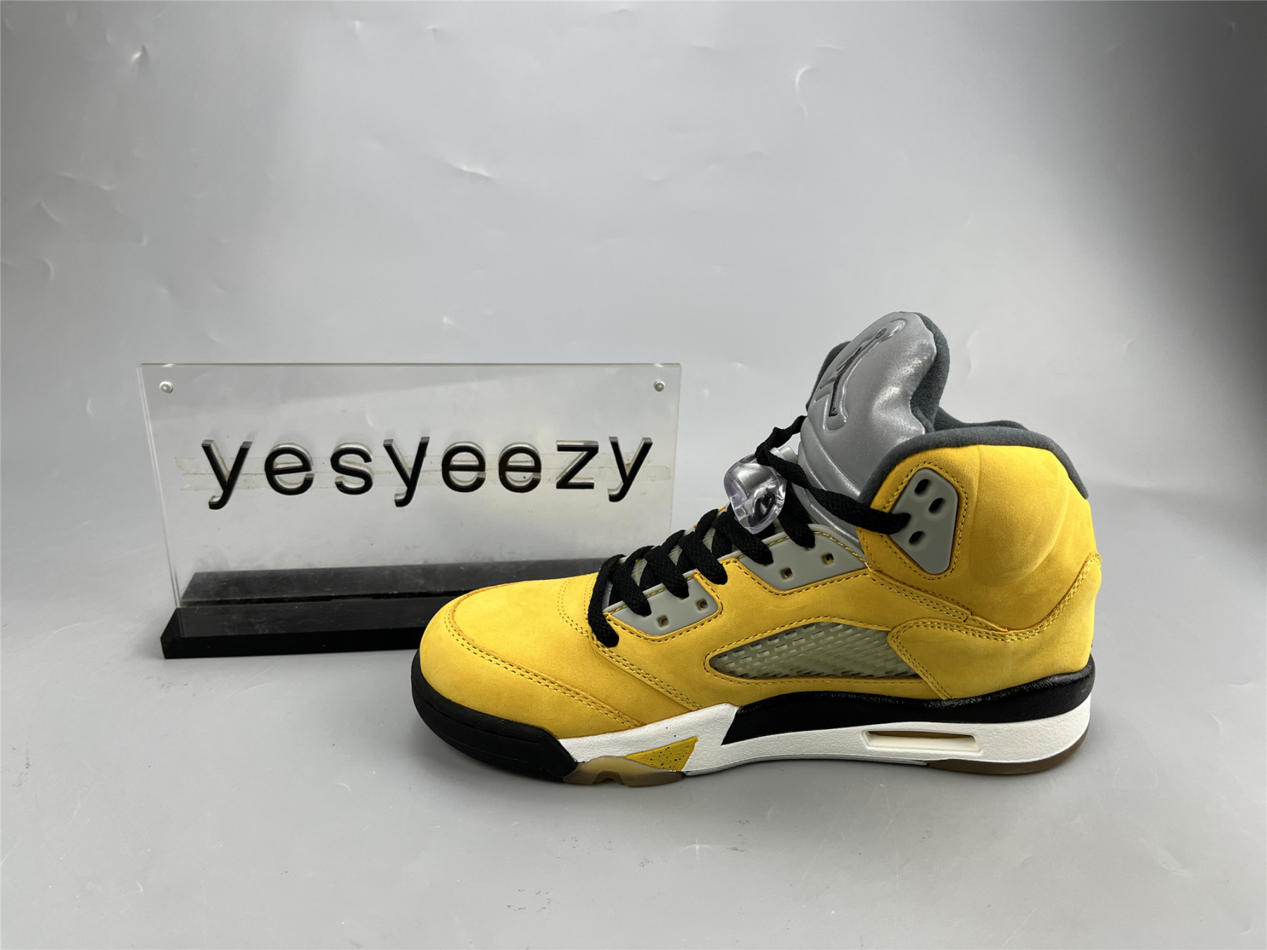 UA AIR JORDAN 5 RETRO T23