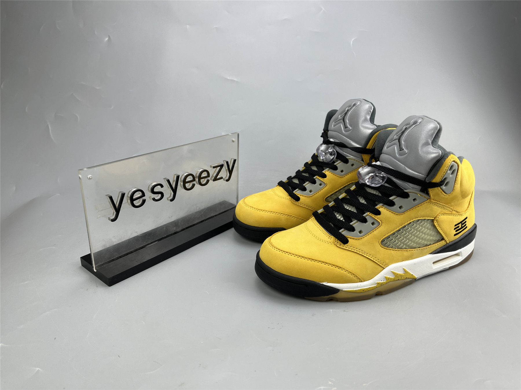 UA AIR JORDAN 5 RETRO T23