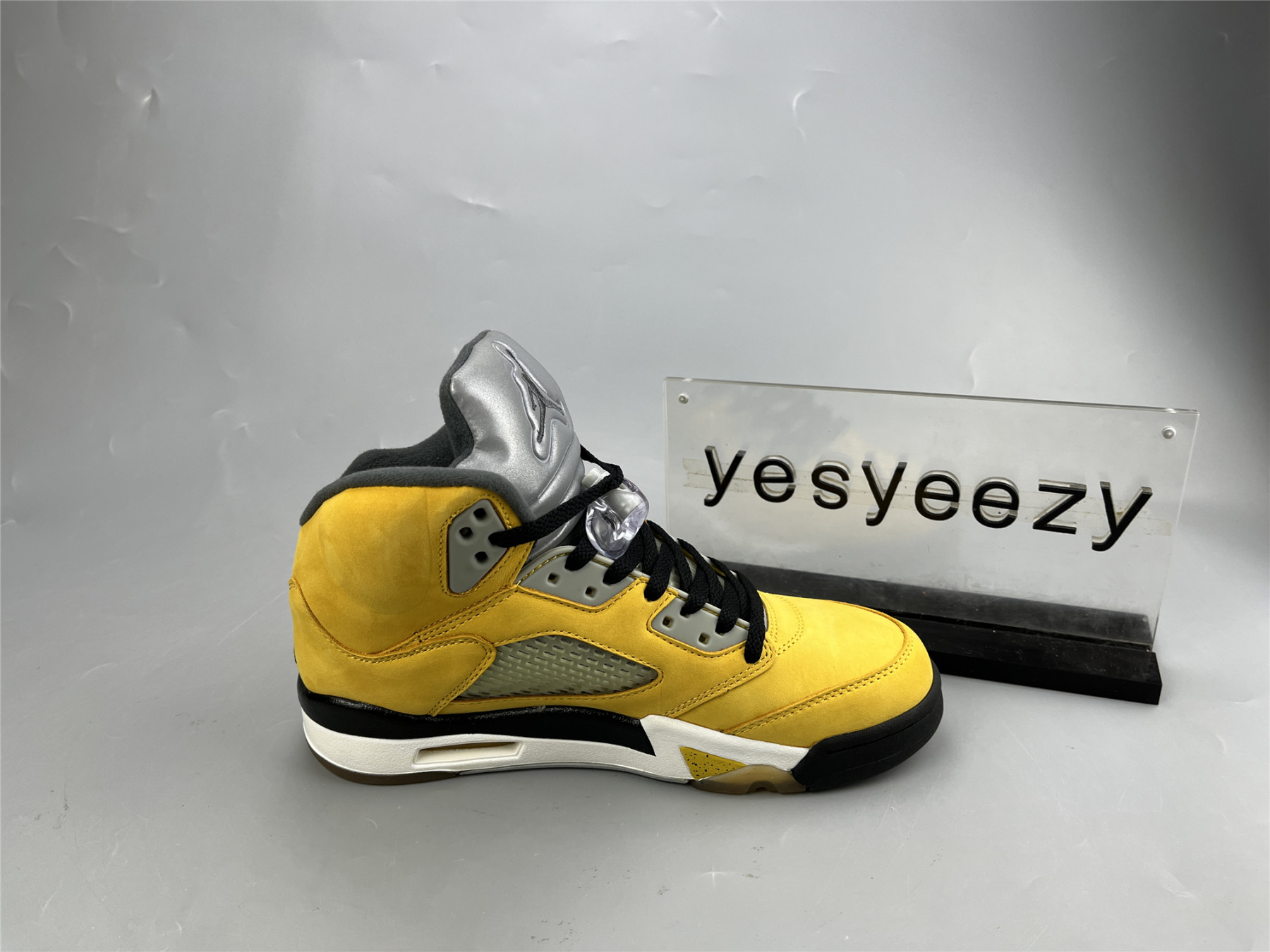 UA AIR JORDAN 5 RETRO T23