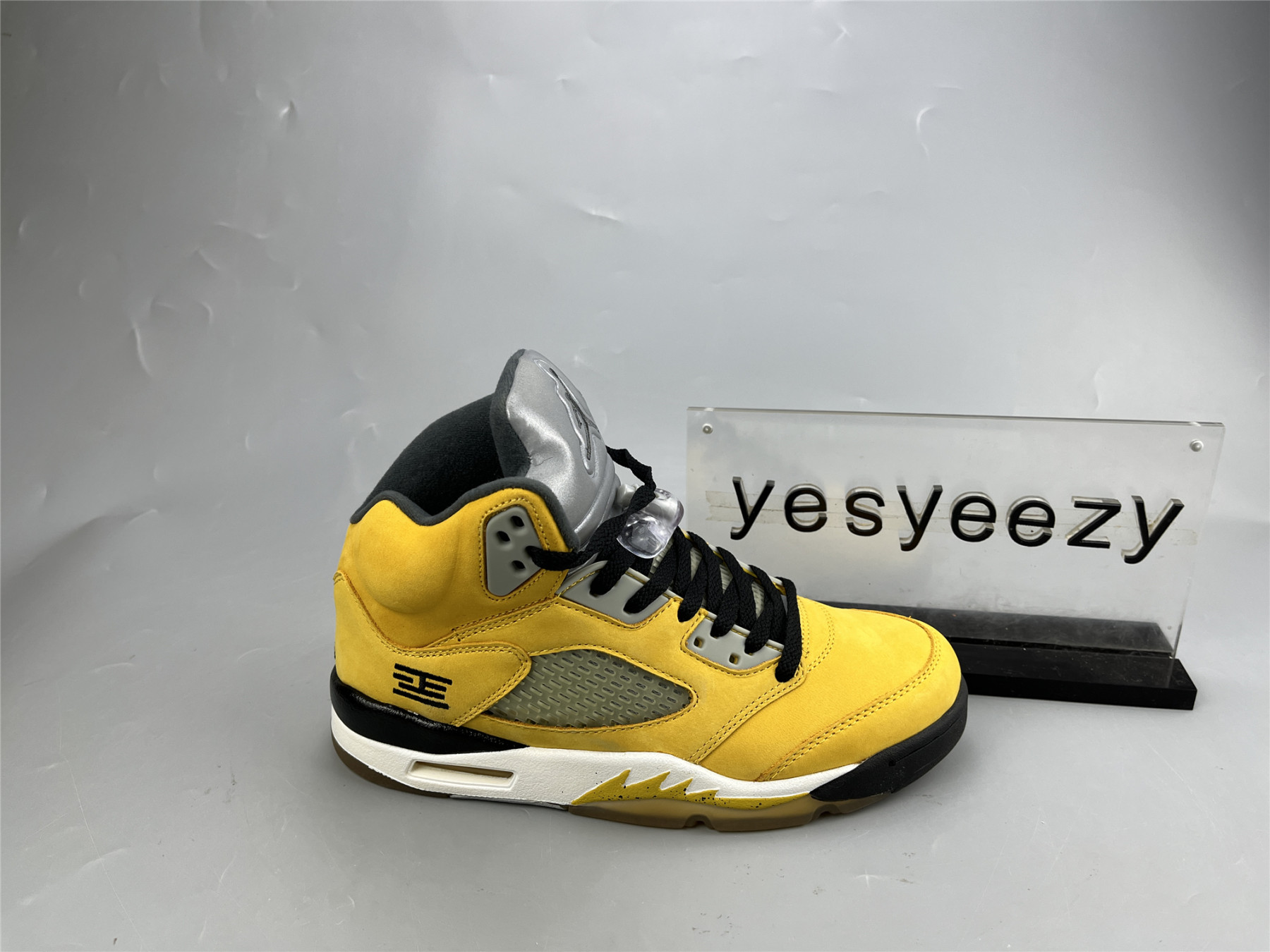 UA AIR JORDAN 5 RETRO T23