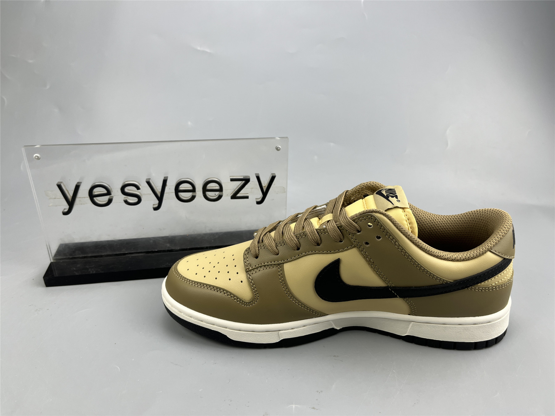UA NIKE WMNS DUNK LOW