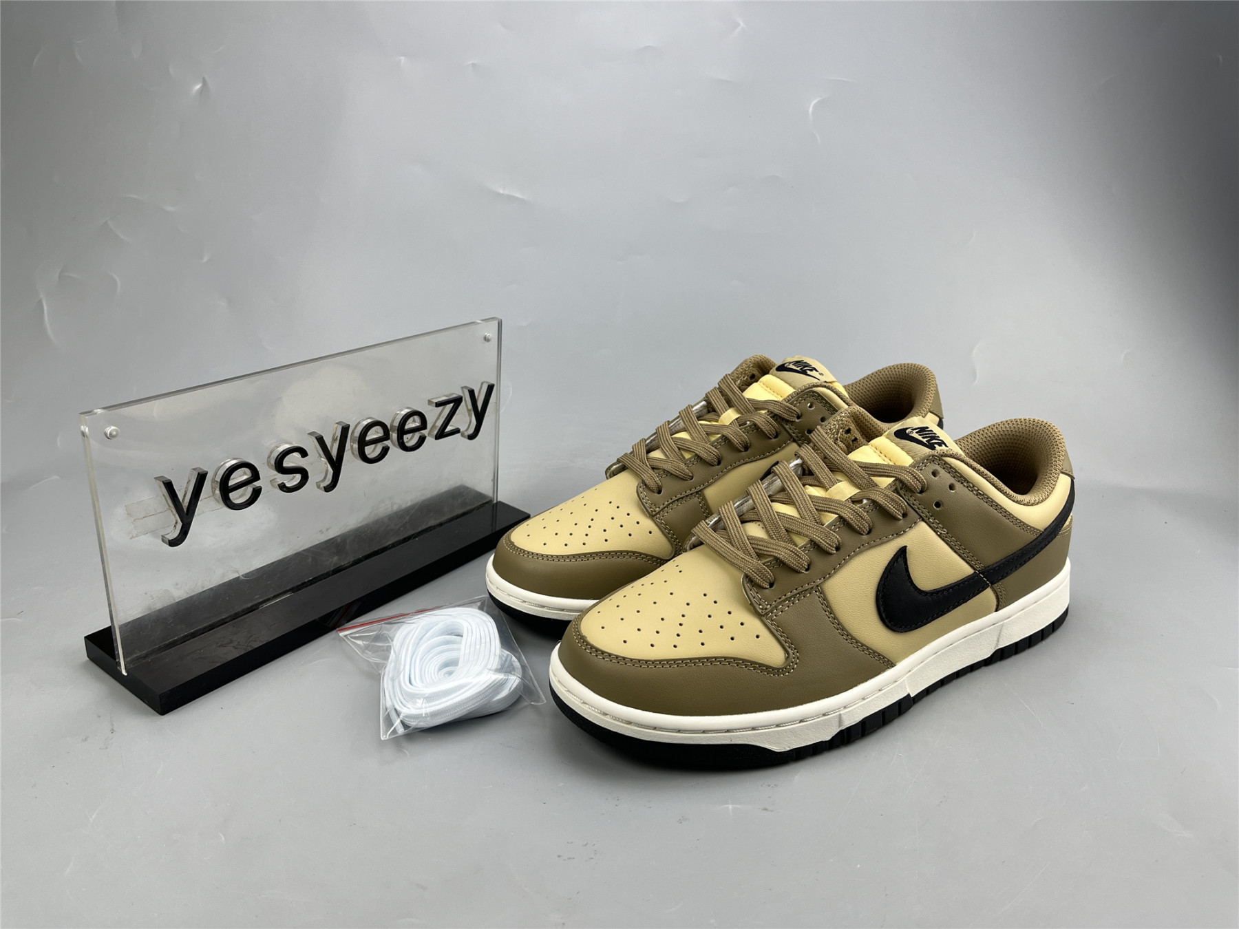 UA NIKE WMNS DUNK LOW