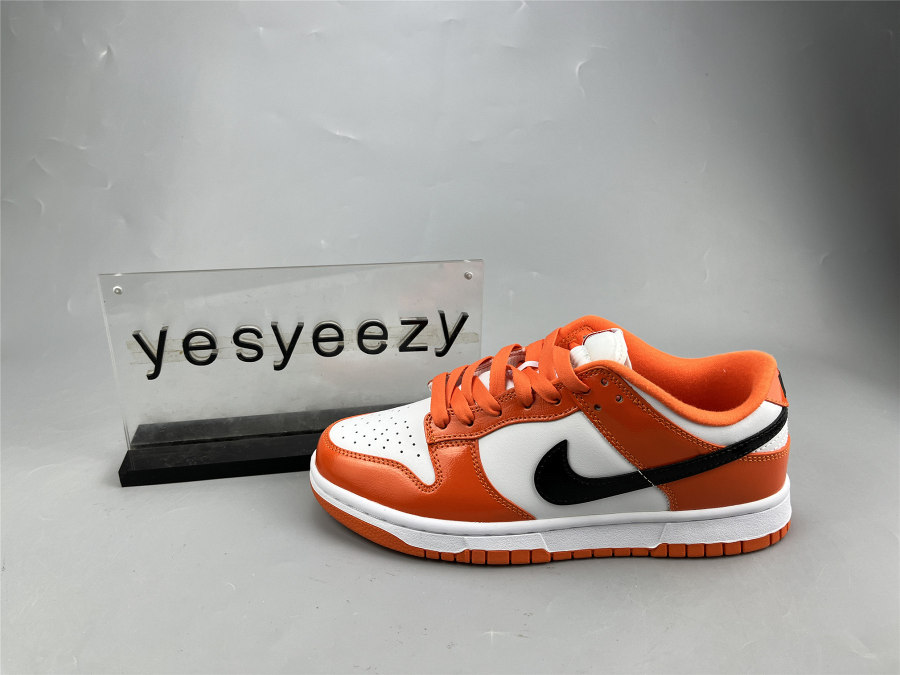 UA NIKE WMNS DUNK LOW