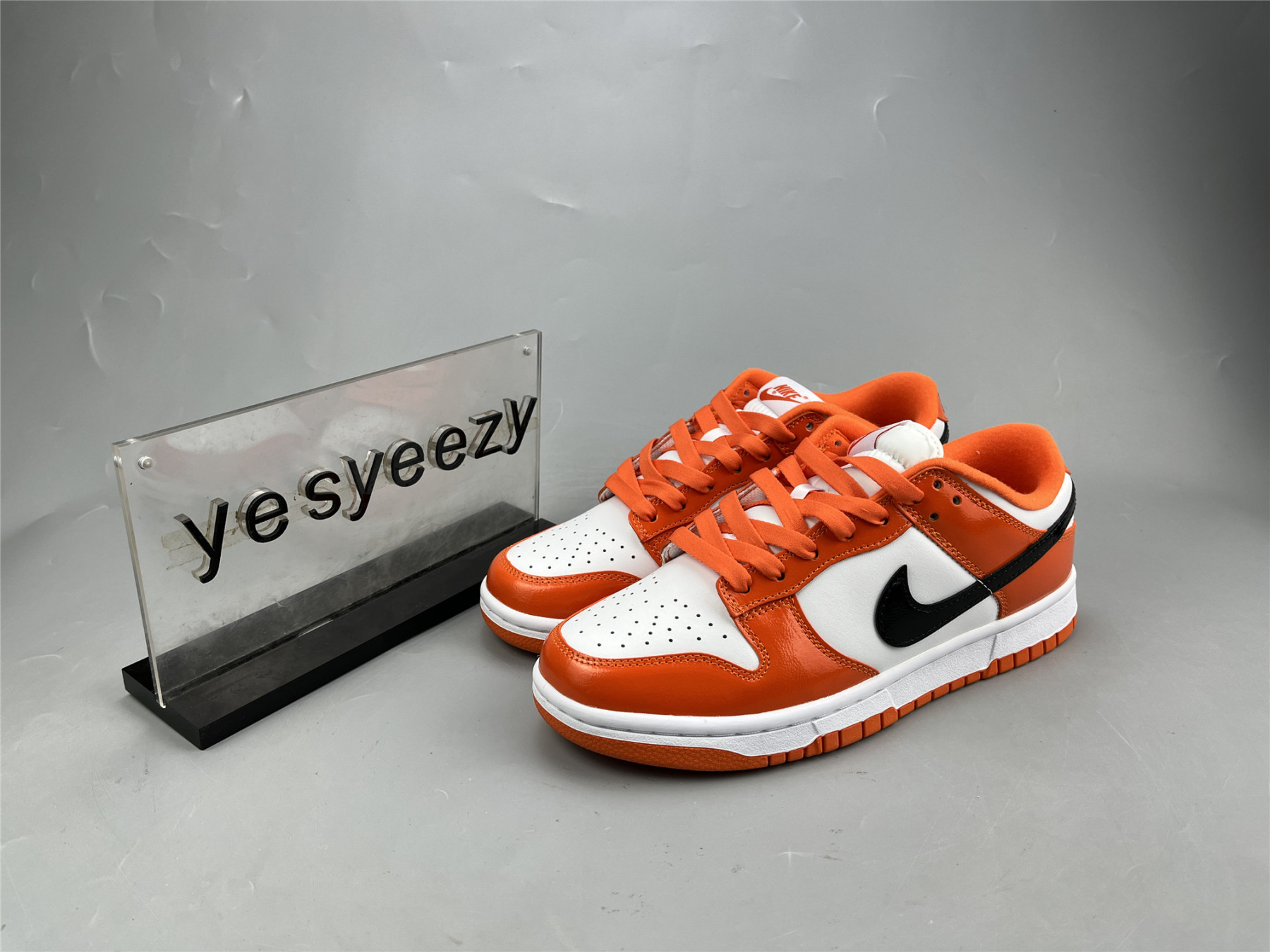 UA NIKE WMNS DUNK LOW