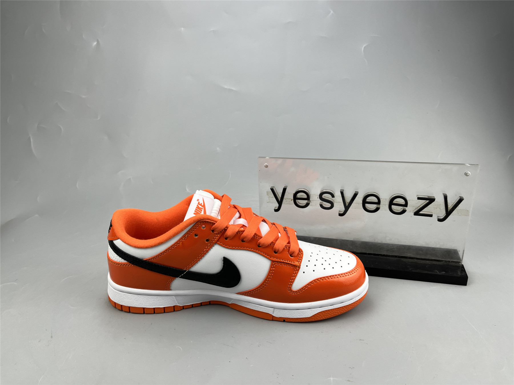 UA NIKE WMNS DUNK LOW