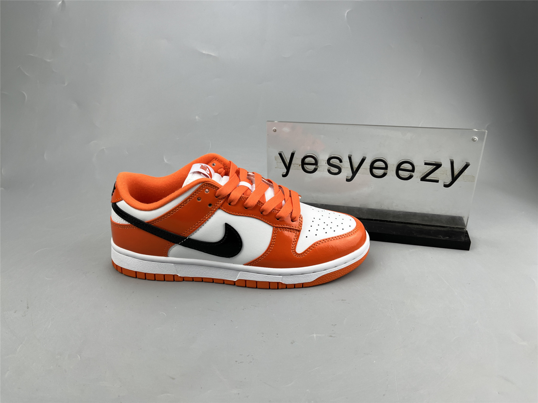 UA NIKE WMNS DUNK LOW
