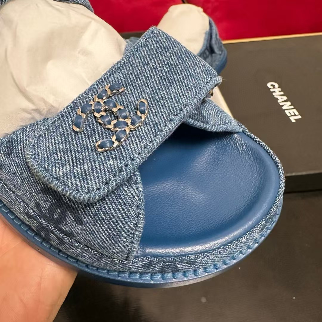 UA Ch**el Slides