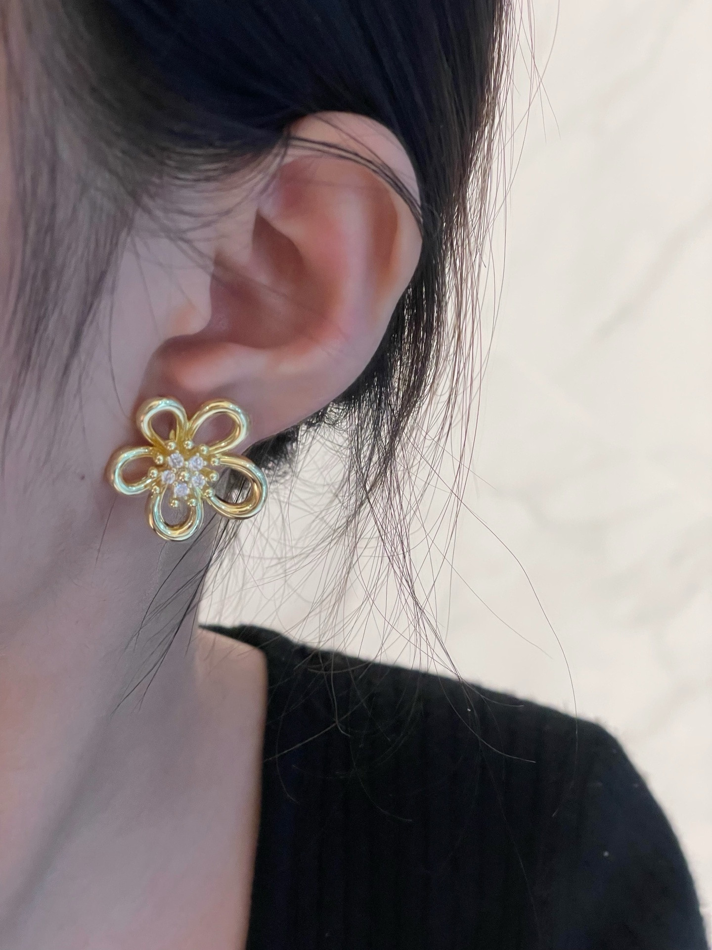 V*n Cl**f & arpels flowerlace earrings