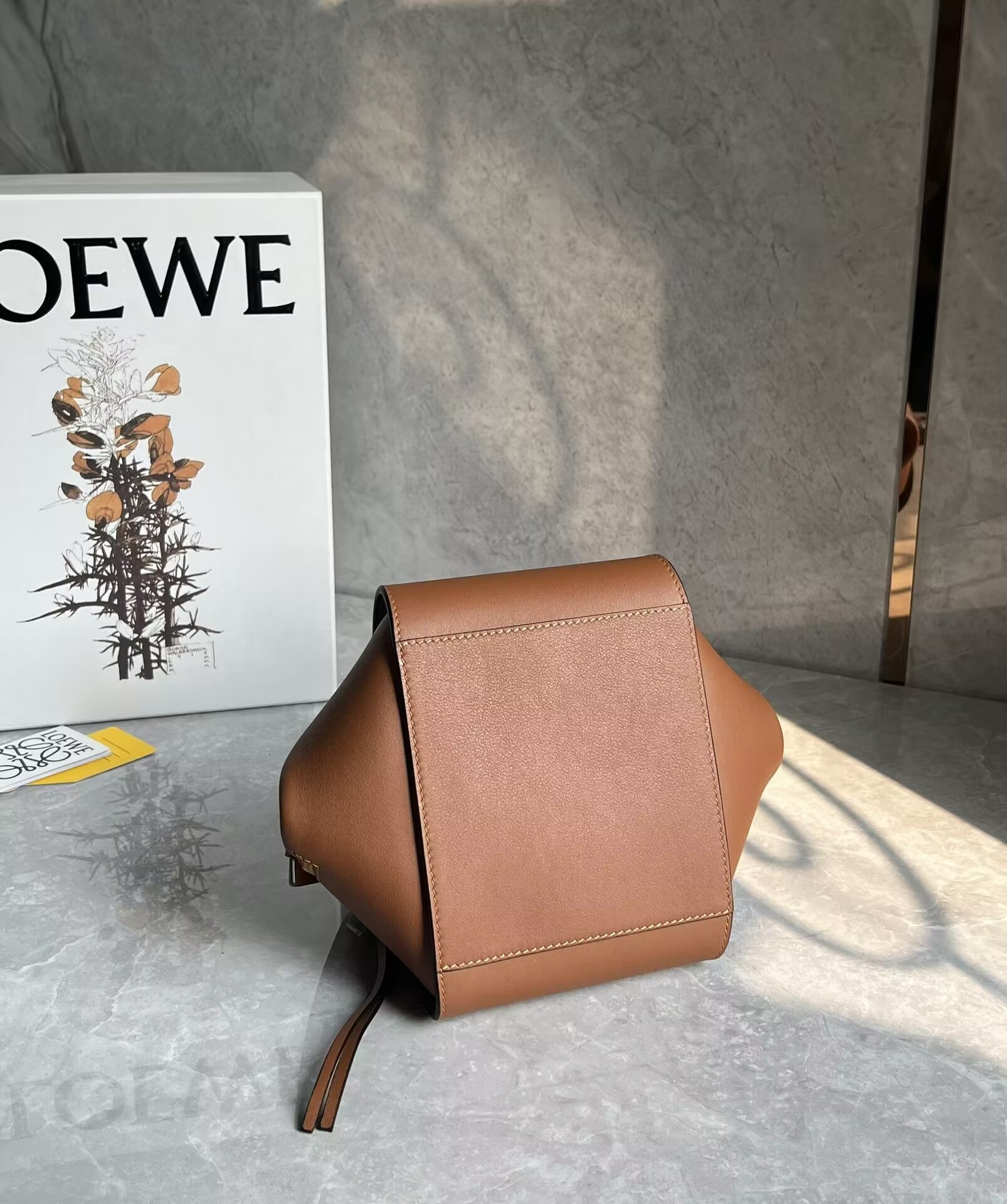 L0ew* Compact Hammock bag in classic calfskin 20.8x14.4x19.5cm