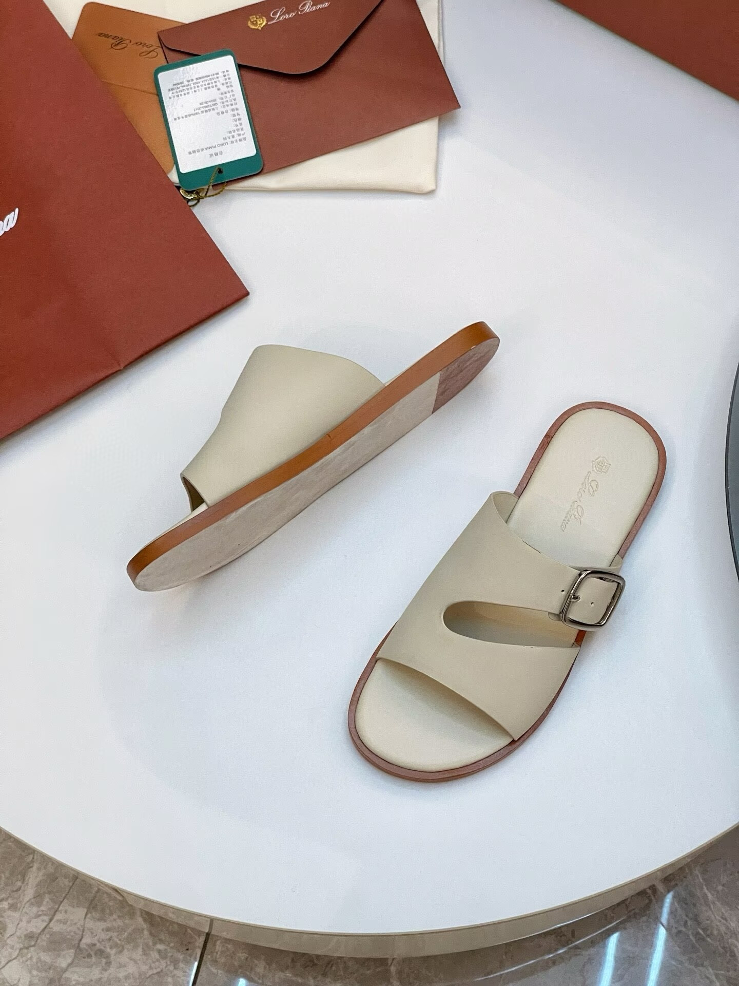 ua L0r0 P1ana sandals