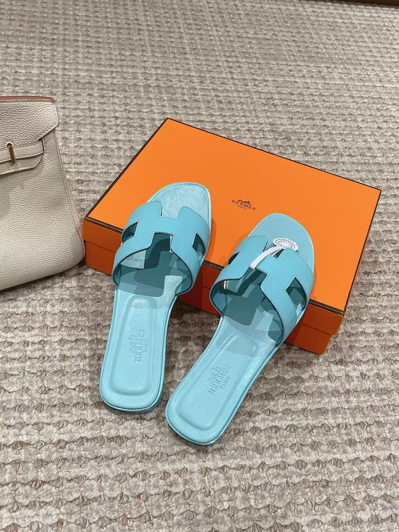 UA H**me5 Oran sandal