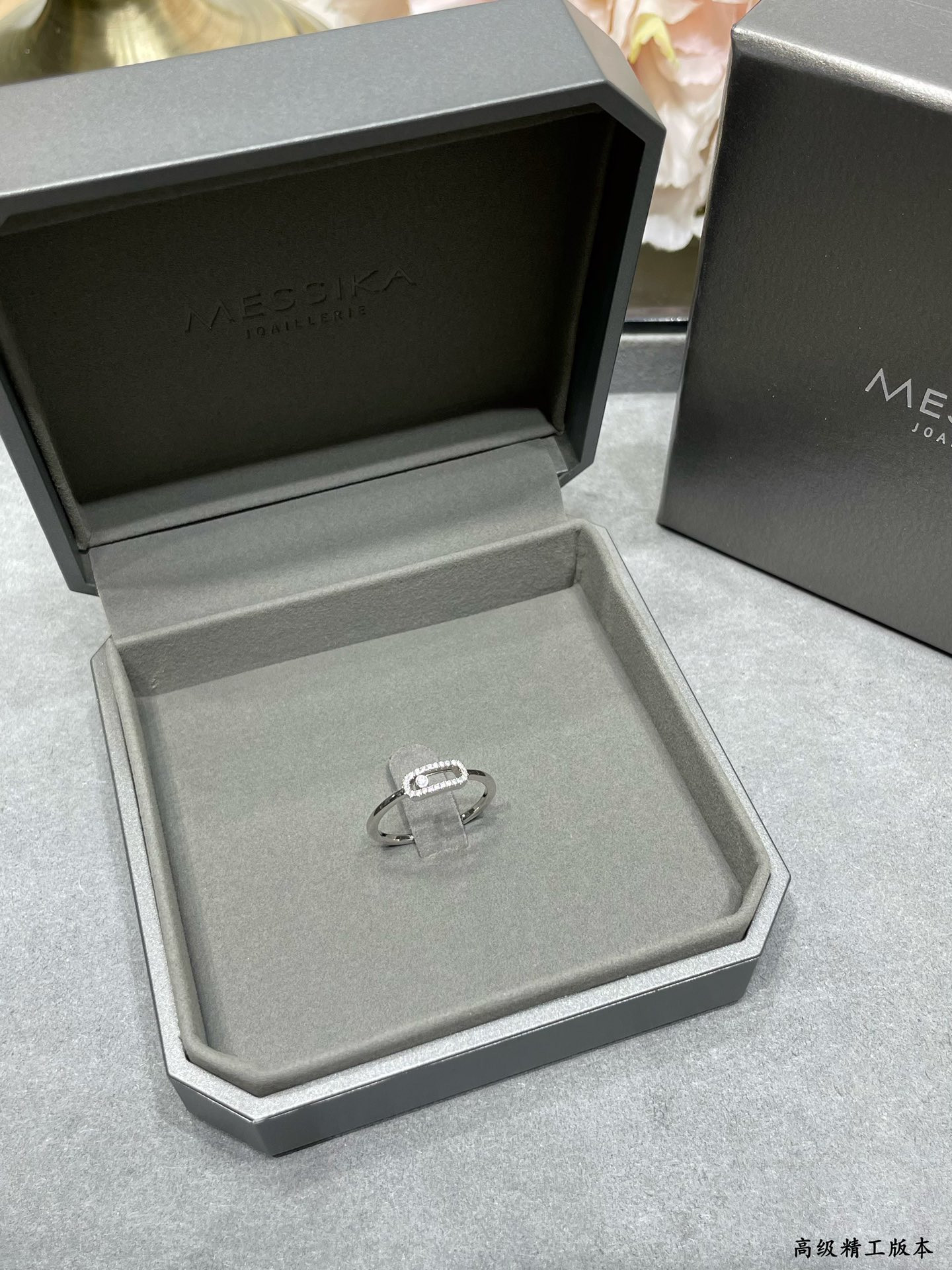 Mes1kaa single d1am0nd moving ring