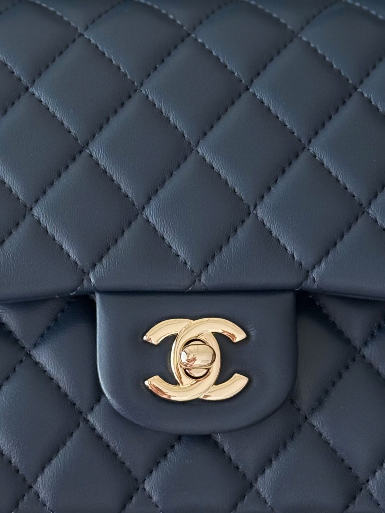 Chanel Flap Bag Royal blue Light gold hardware 25.5x15.5x6.5cm