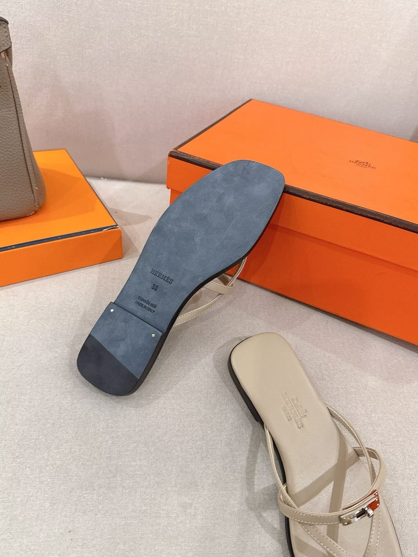 ua H**me5 miss sandals