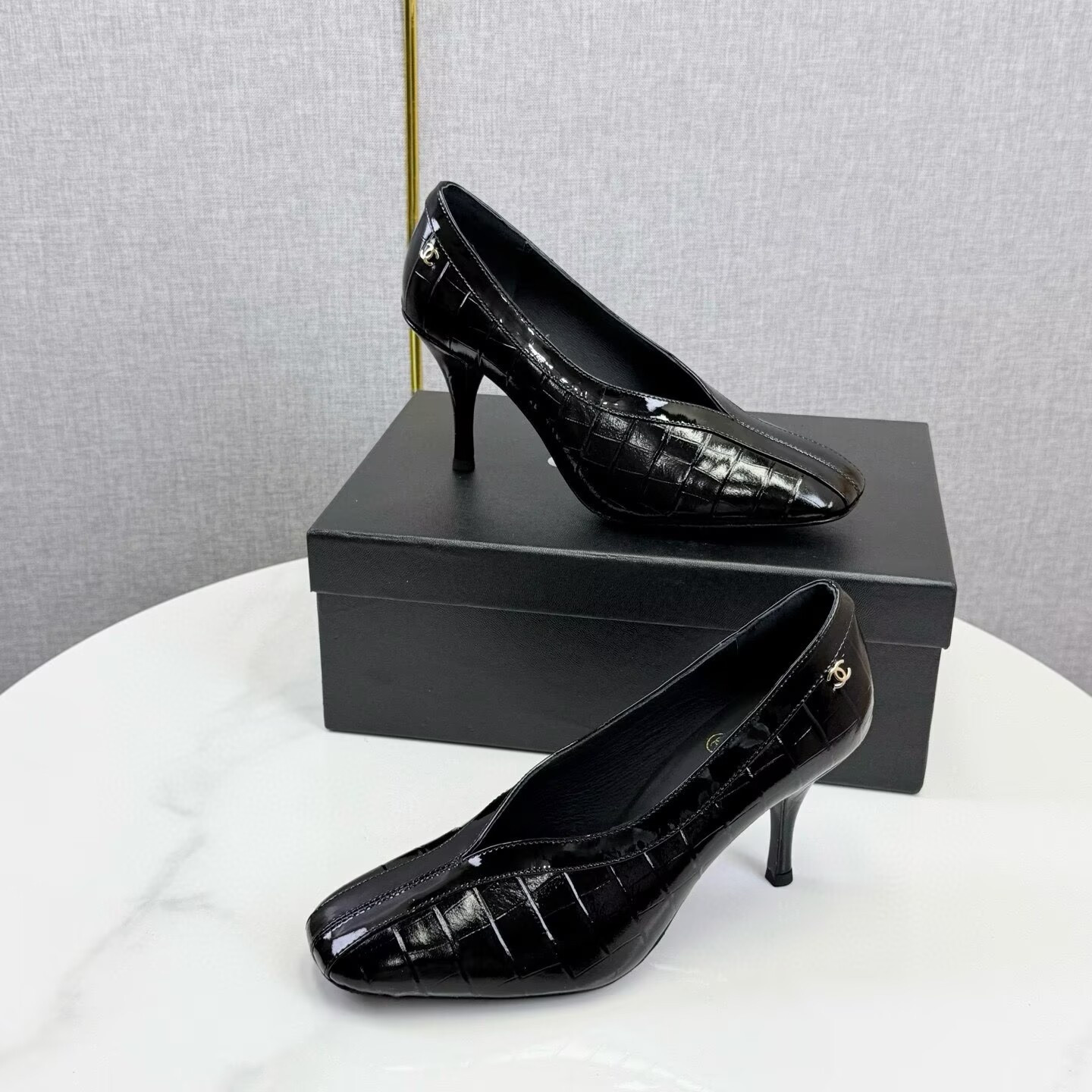 ua Ch**el pumps