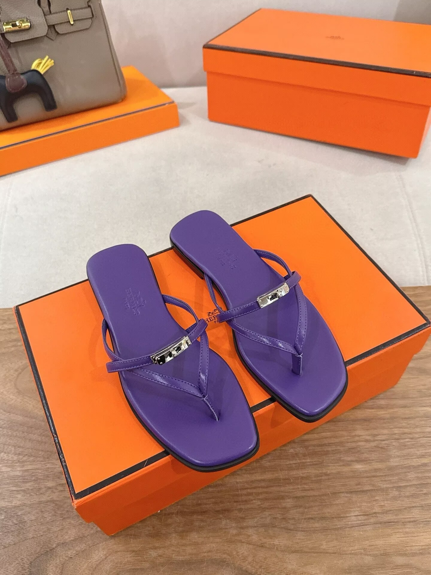 ua H**me5 miss sandals