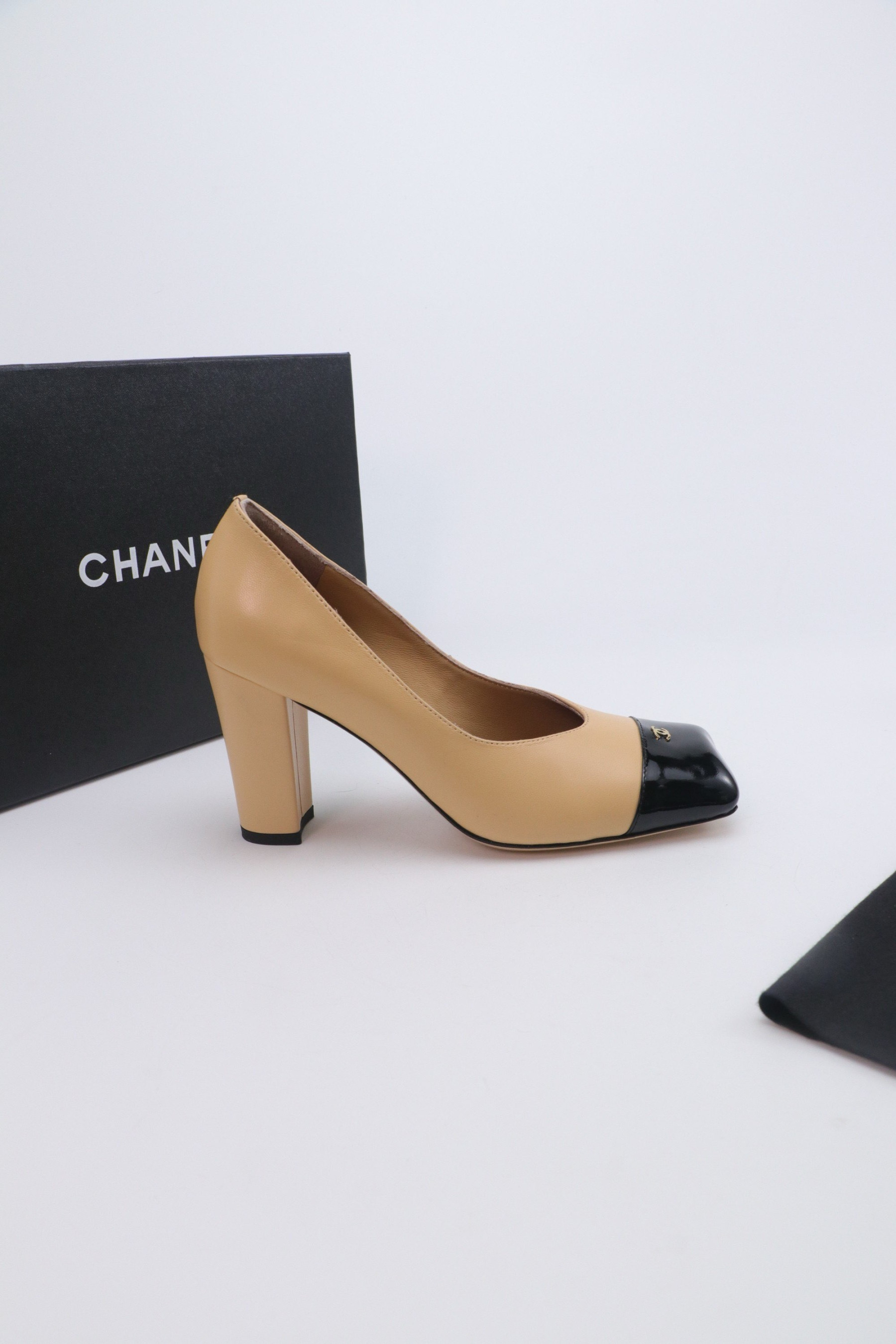 ua Ch**el pumps